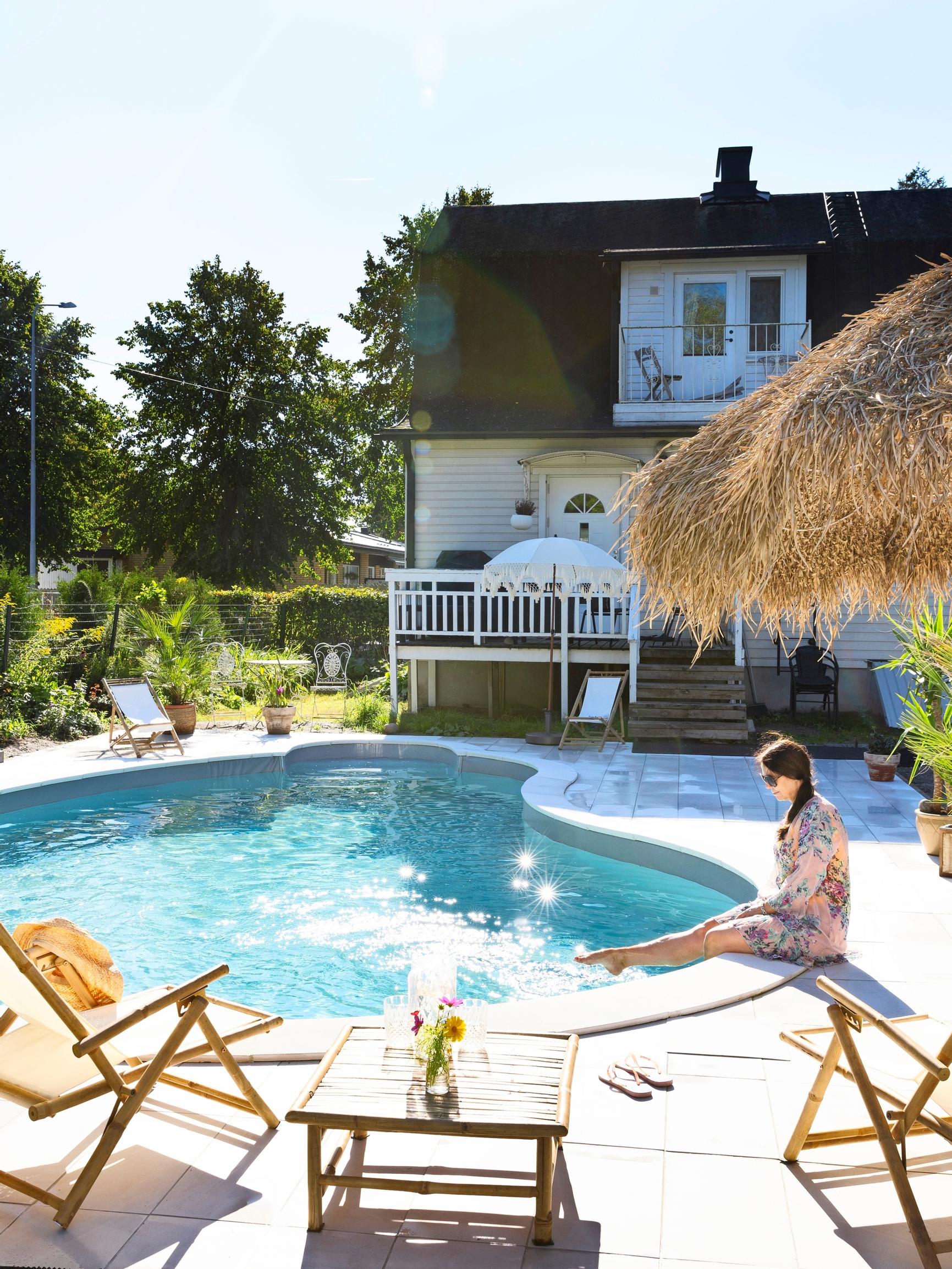 More than cooling off—a uniquely-shaped swimming pool turned the garden into a luxurious oasis