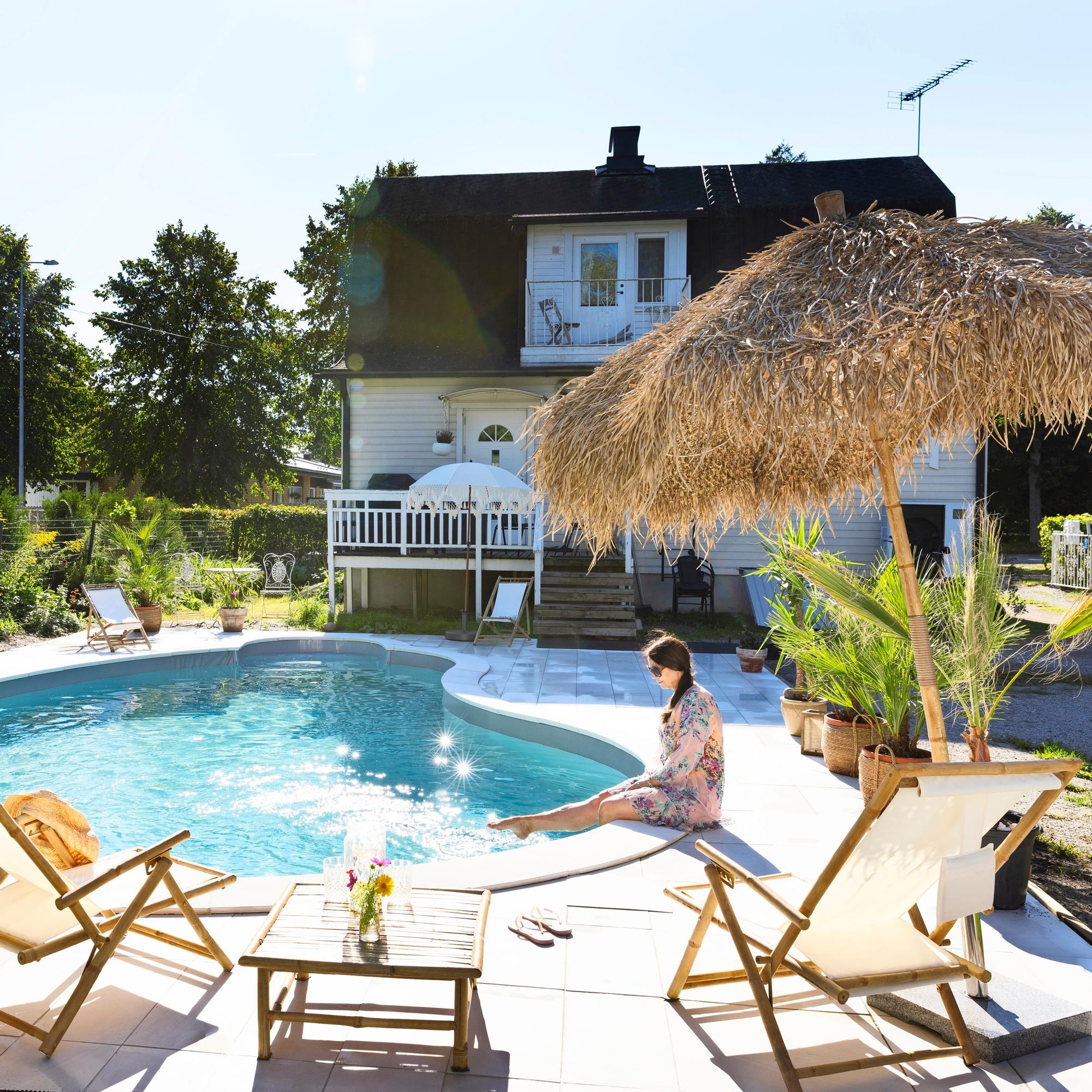 More than cooling off—a uniquely-shaped swimming pool turned the garden into a luxurious oasis