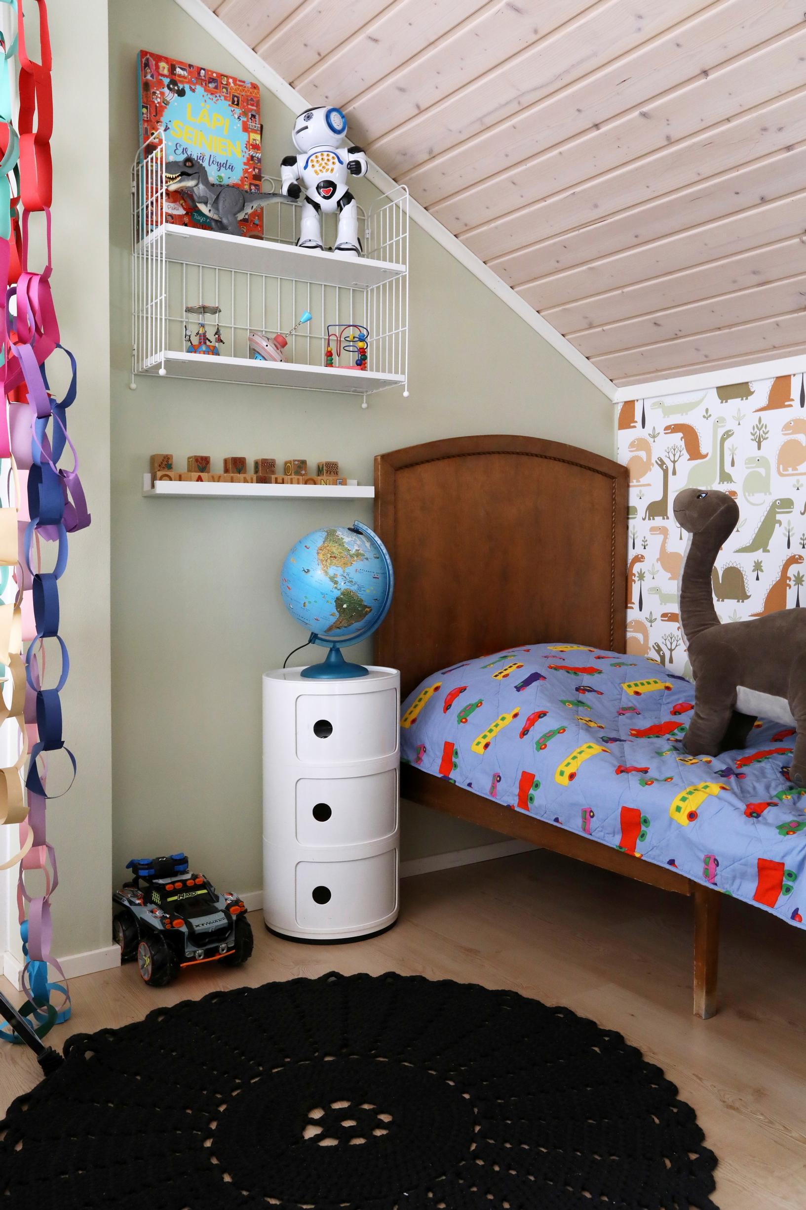 A kids’ bedroom wallpaper featuring dinosaurs.