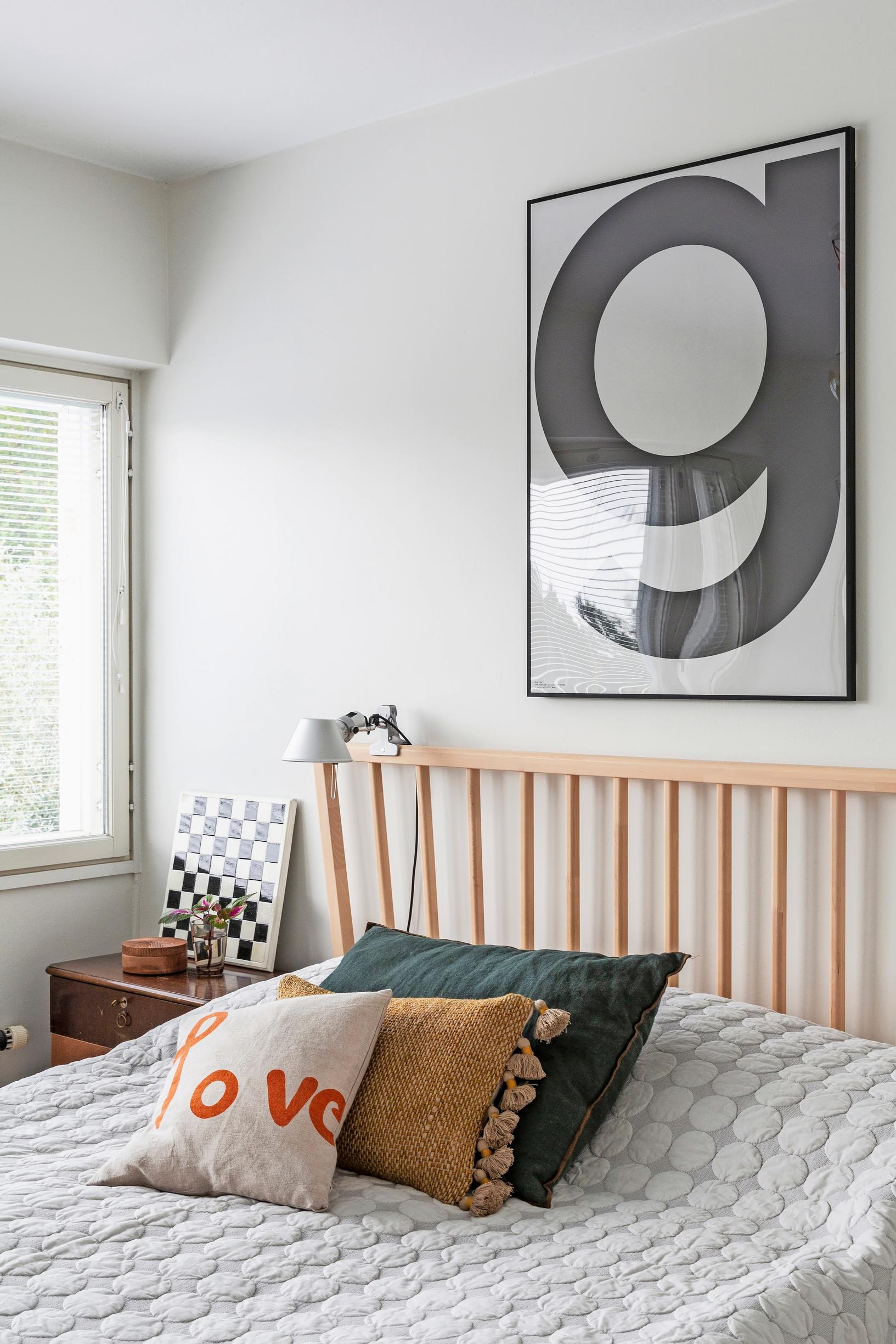 Bedroom with a crib headboard