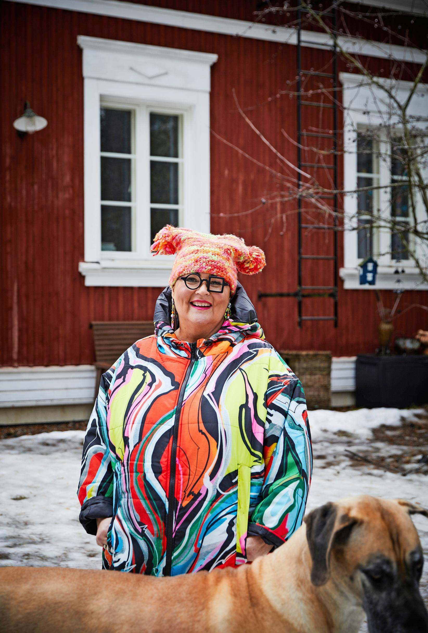 Ulli Toiviainen in her yard