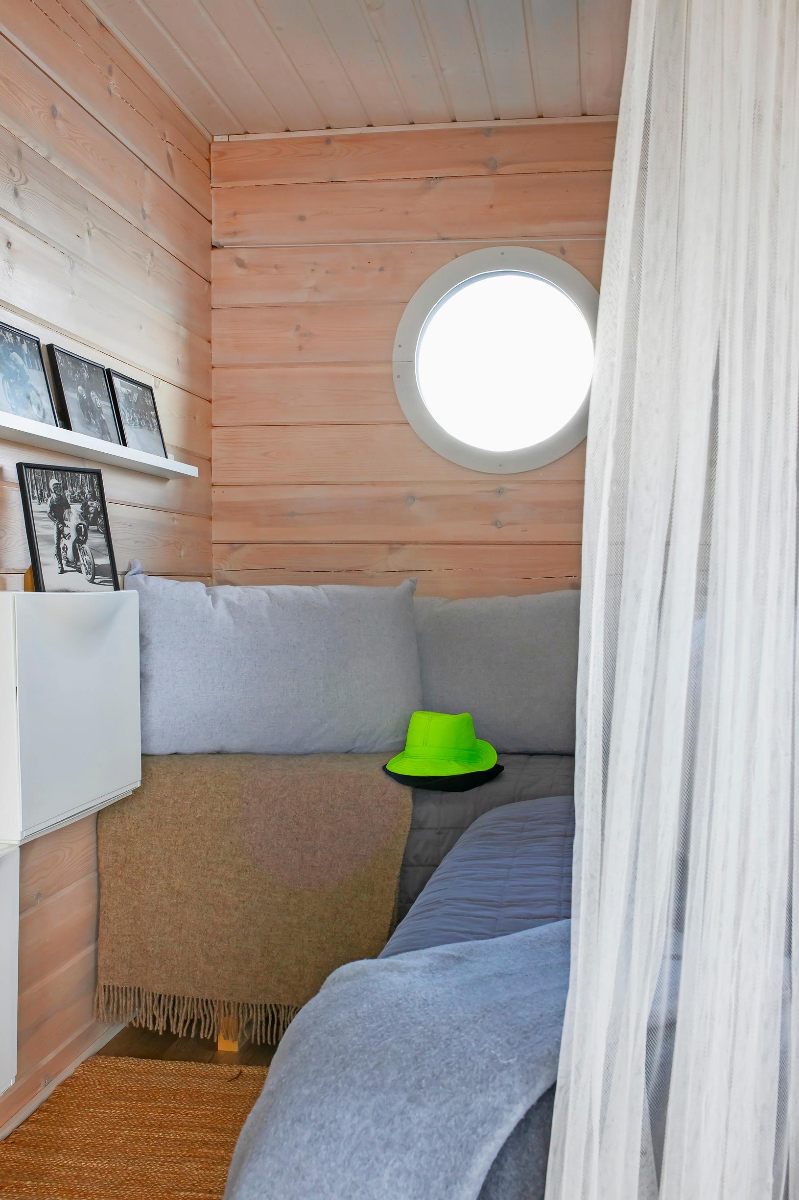 Guest room: Two beds arranged in an L-shape in a small sleeping nook