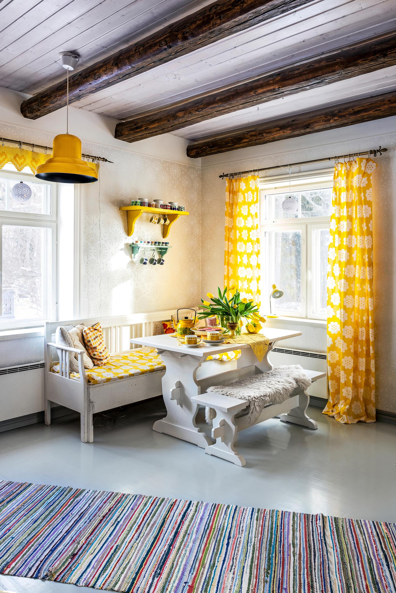 A yellow kitchen with farmhouse furnishings.