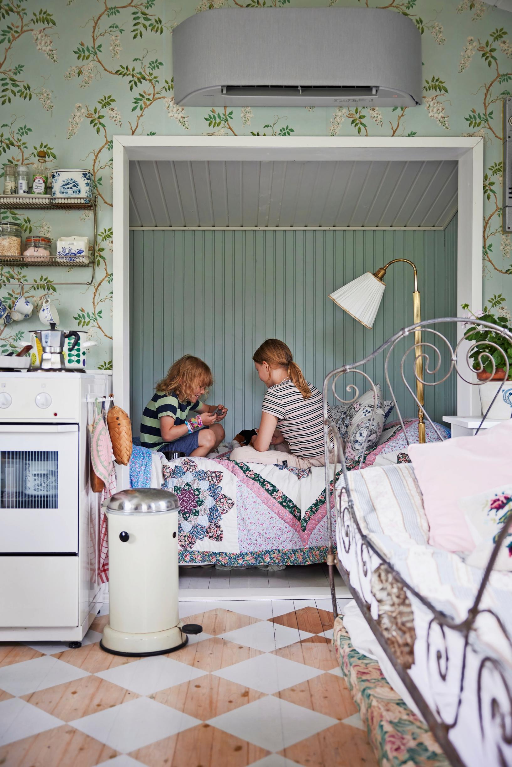 the children in the alcove