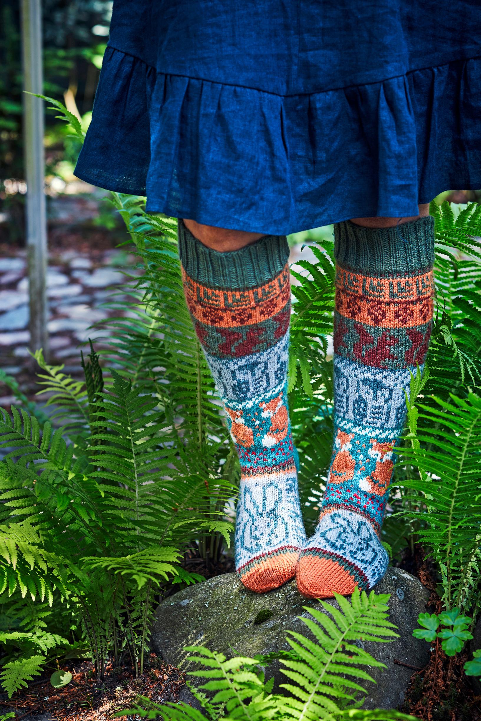 Forest folk socks: Knit enchanting autumn socks with foxes, owls, and squirrels!