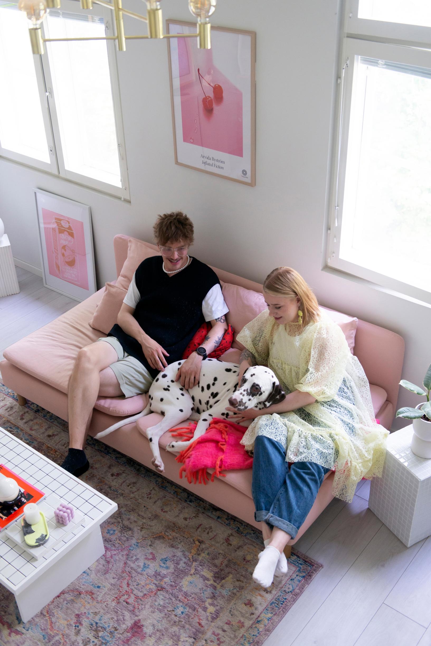Tuomas Merikanto and Inka Tikkinen on the sofa