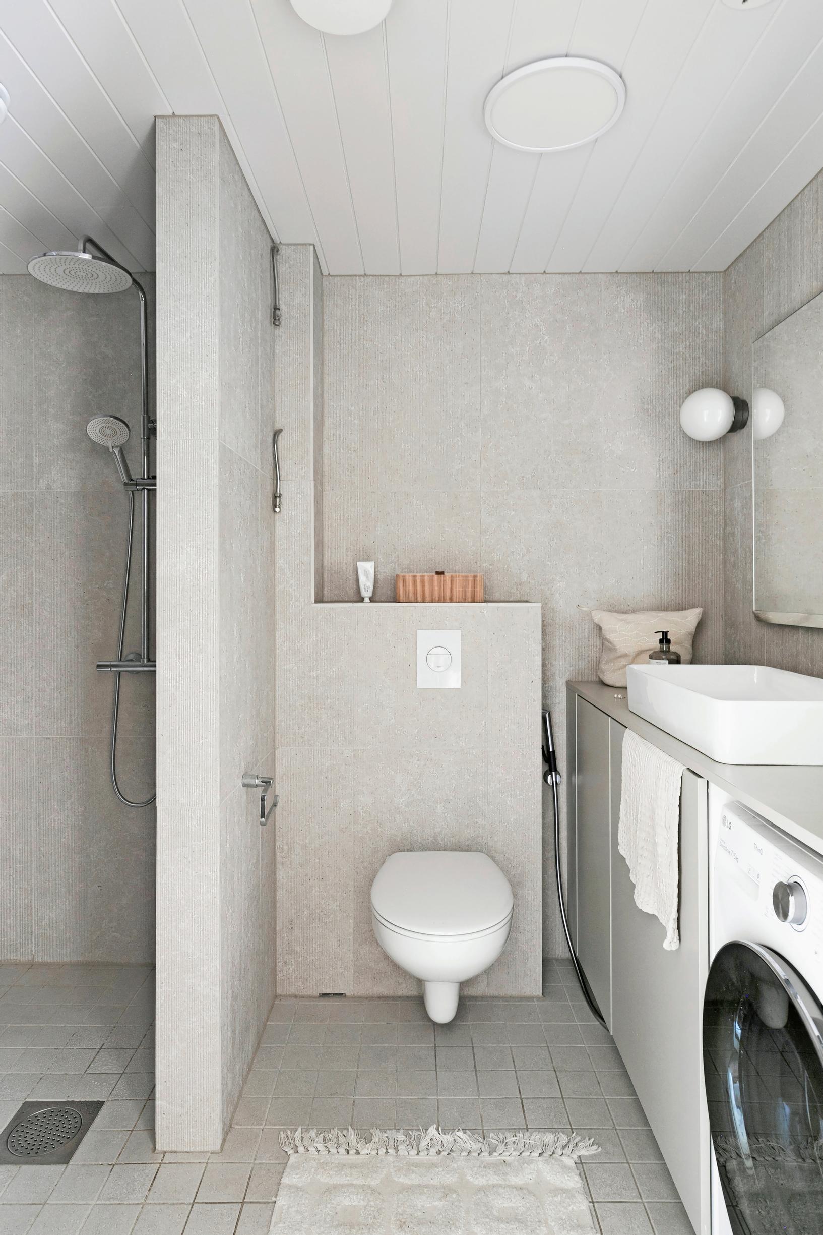 Gray tile with a microcement look in the bathroom