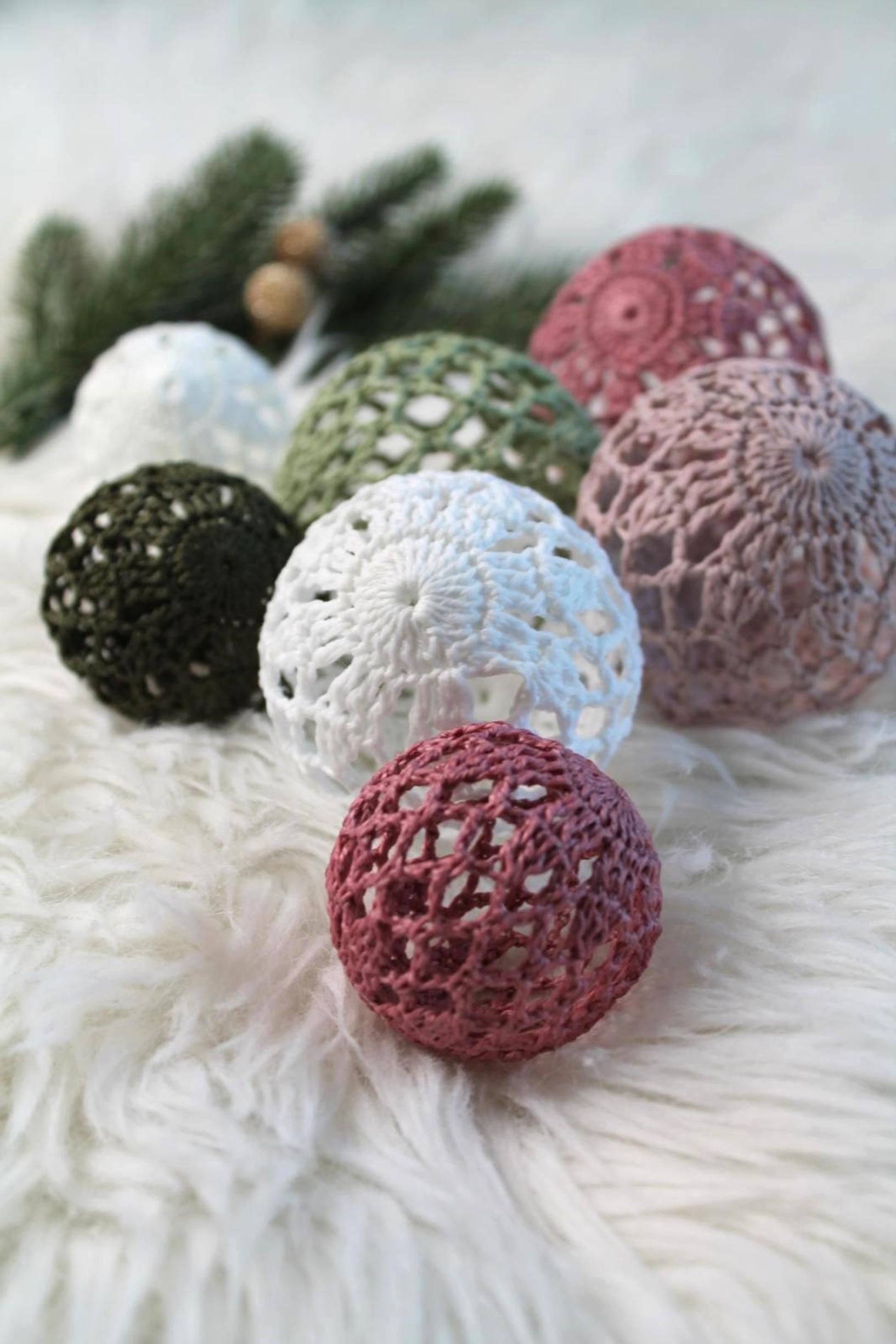 The finished baubles make a lovely set. Different sizes and colors complement each other beautifully.