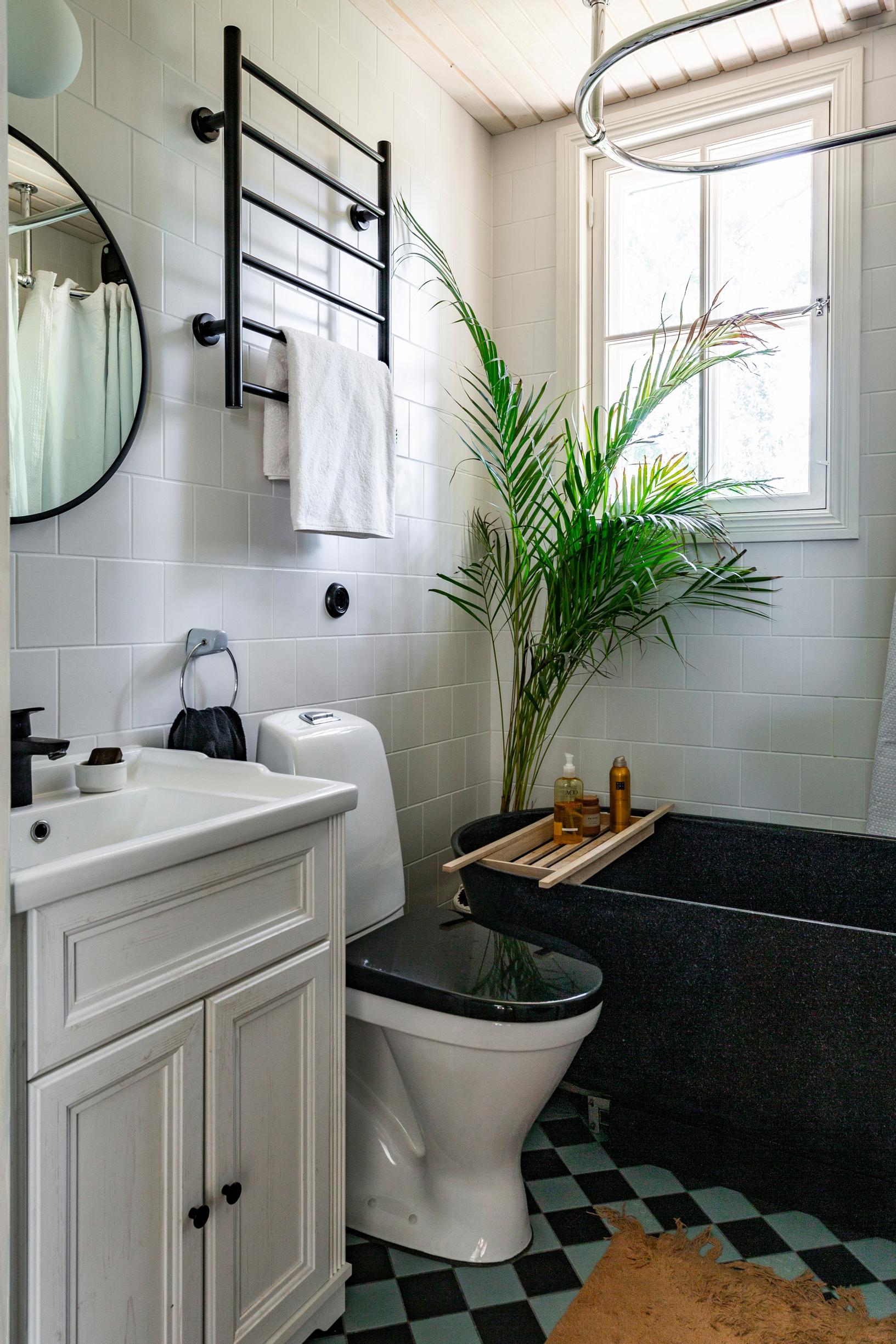 In the bathroom, a Woodio tub and a checkered floor.