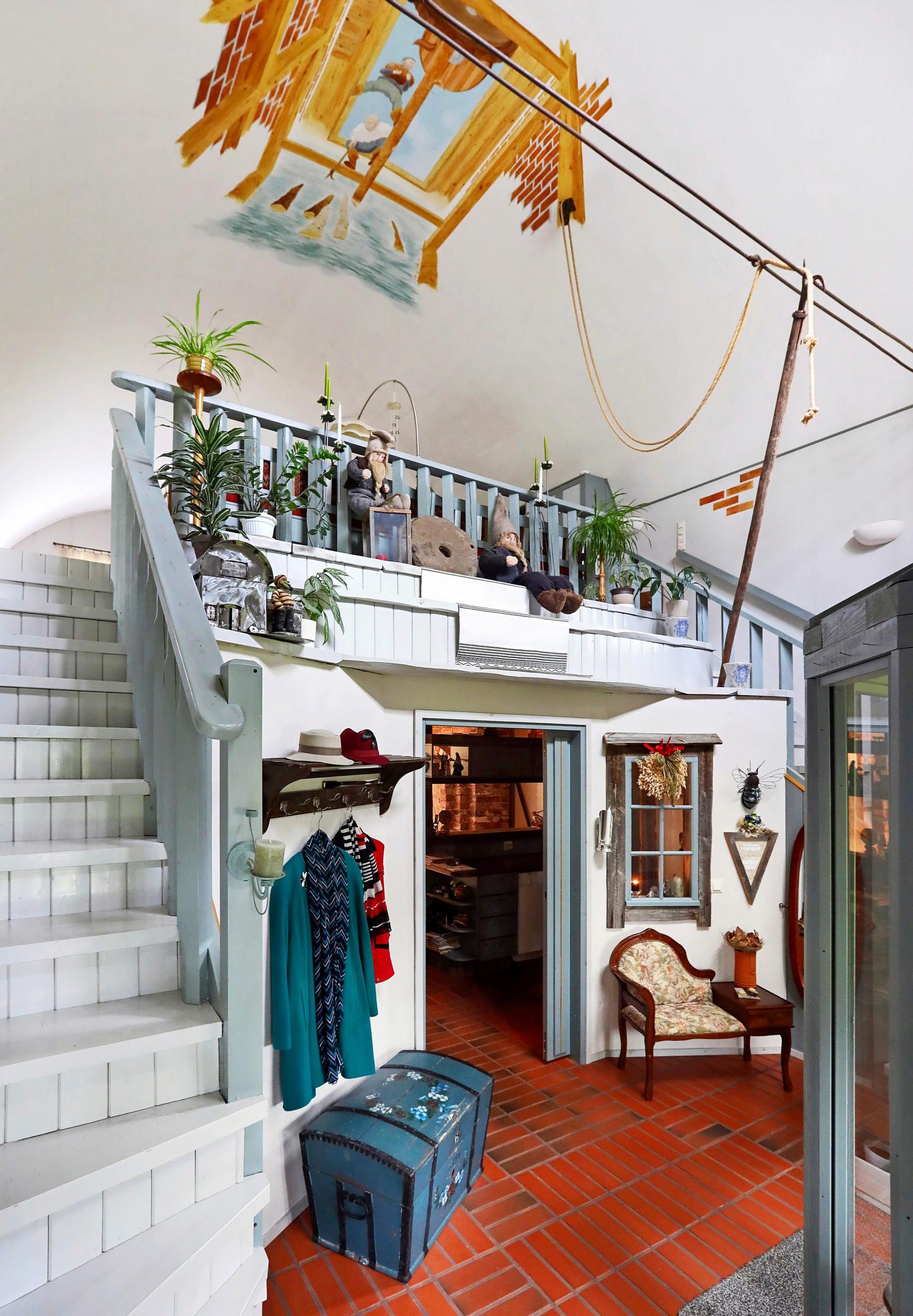 Double staircase leading to the upstairs