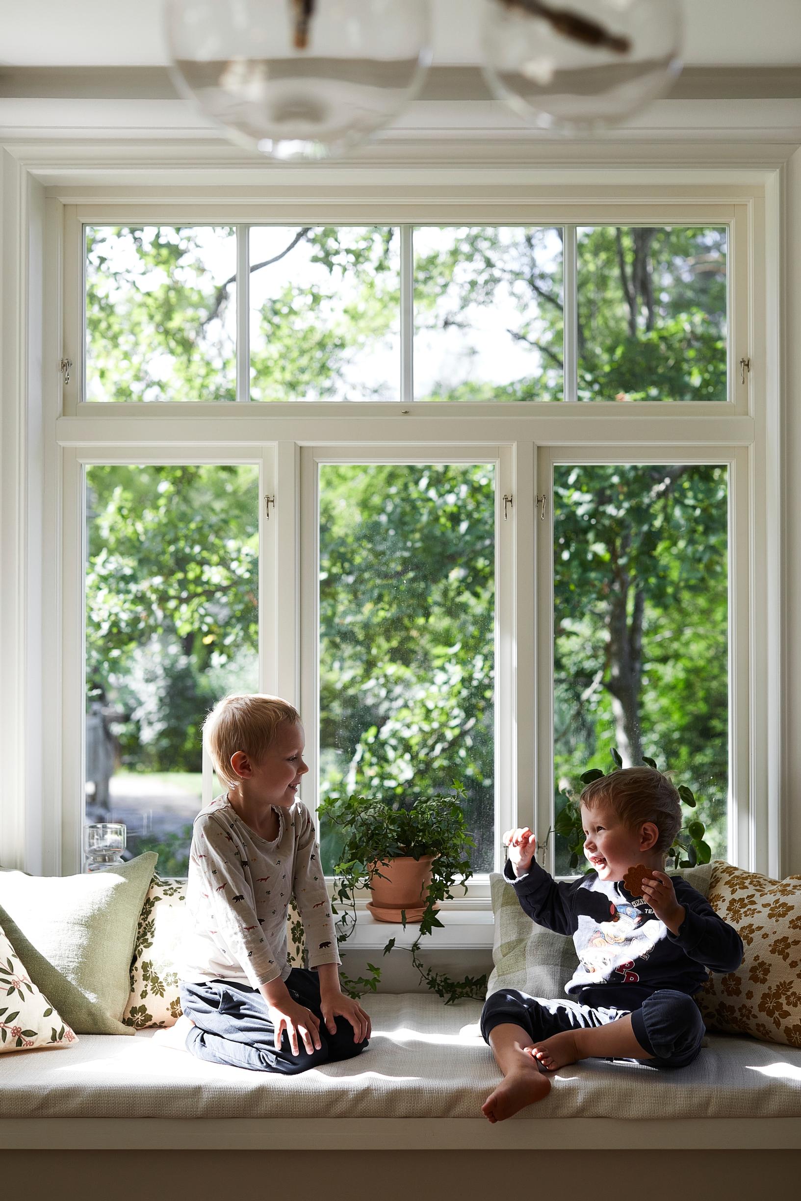 Children on the bay window’s sofa bench