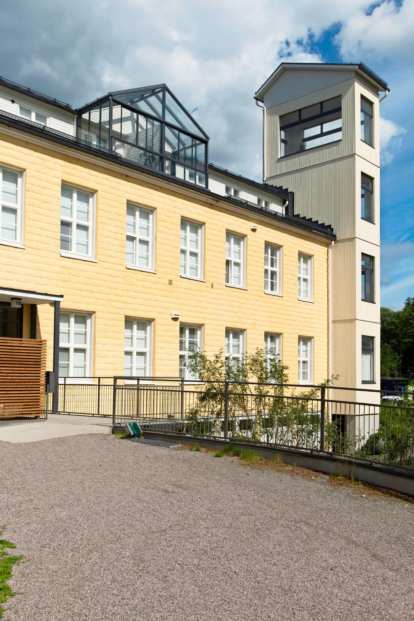 A yellow old fire station building in the Möysä district of Lahti