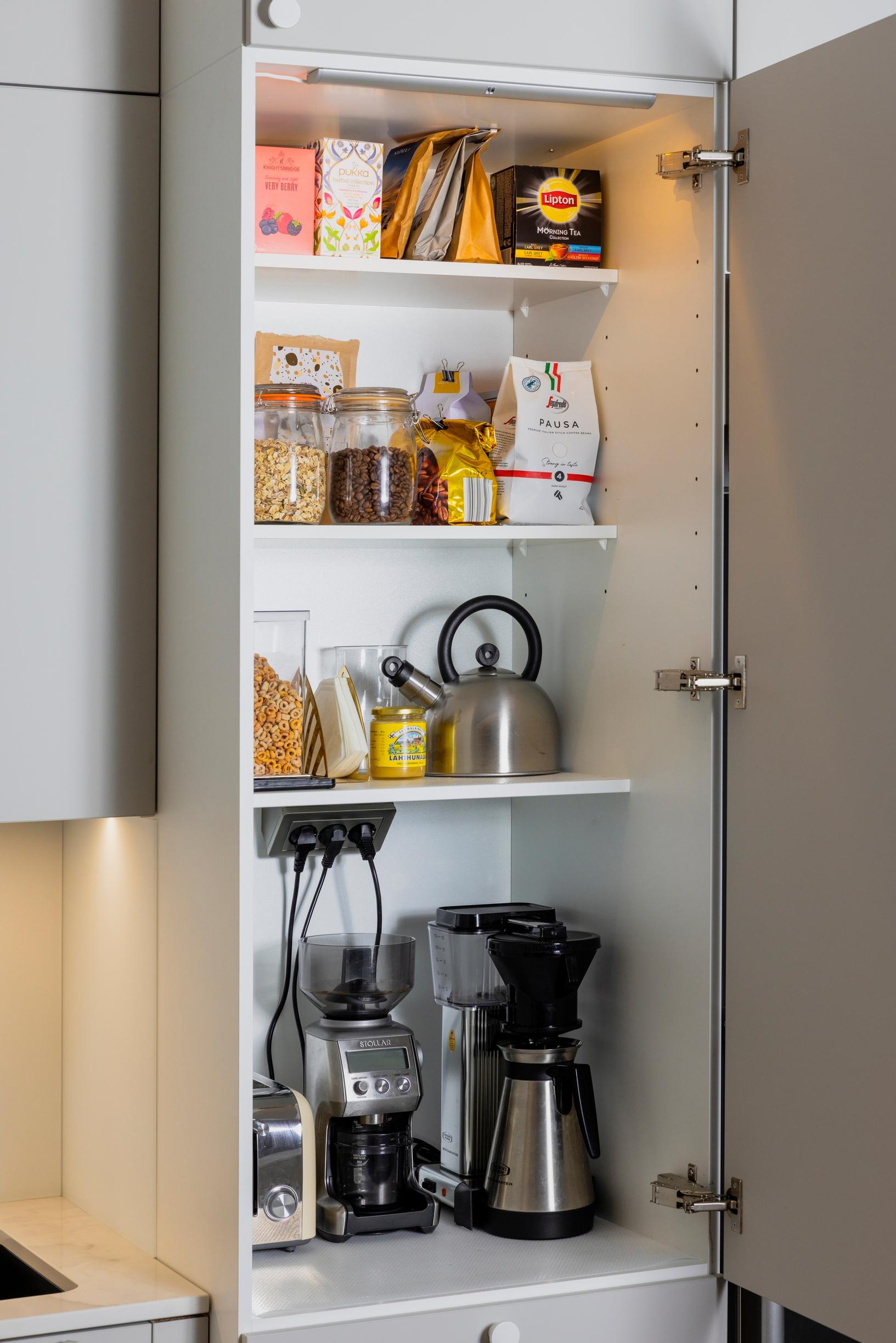 A 60-centimeter breakfast pantry