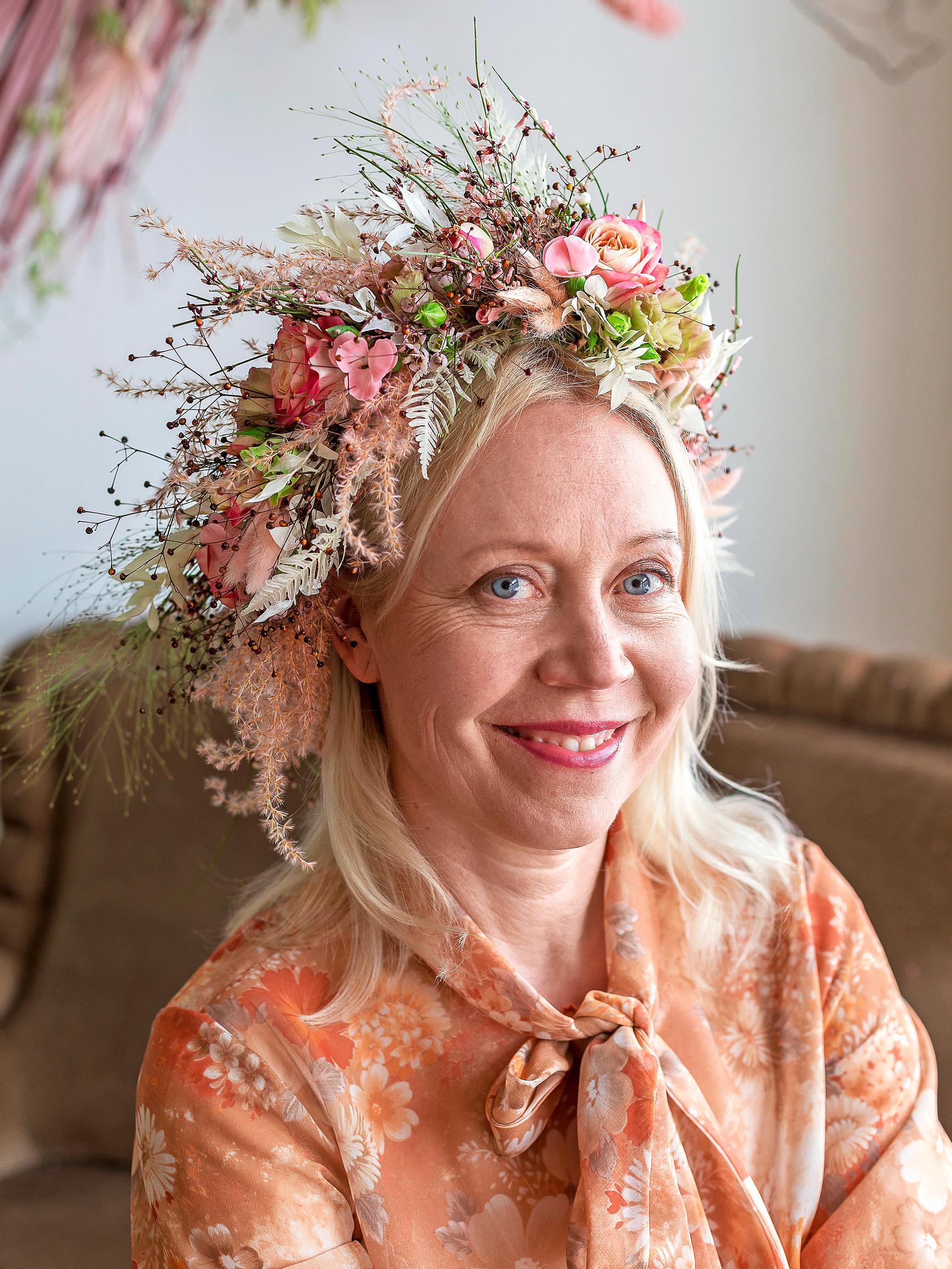 How to make a flower crown: a self-tied floral accessory for summer celebrations