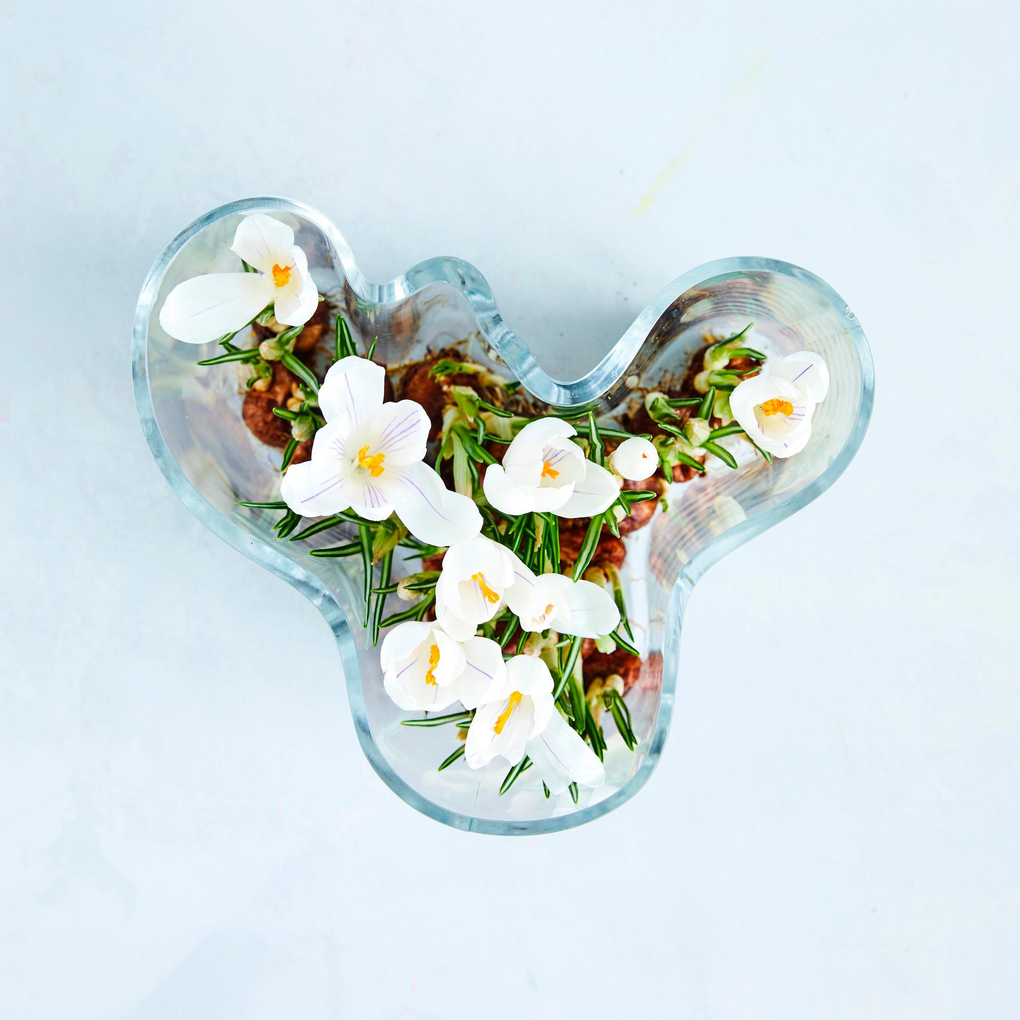 The famous Finnish Aalto Vase isn’t optimal for displaying flowers—but these 3 easy arrangements will change that!