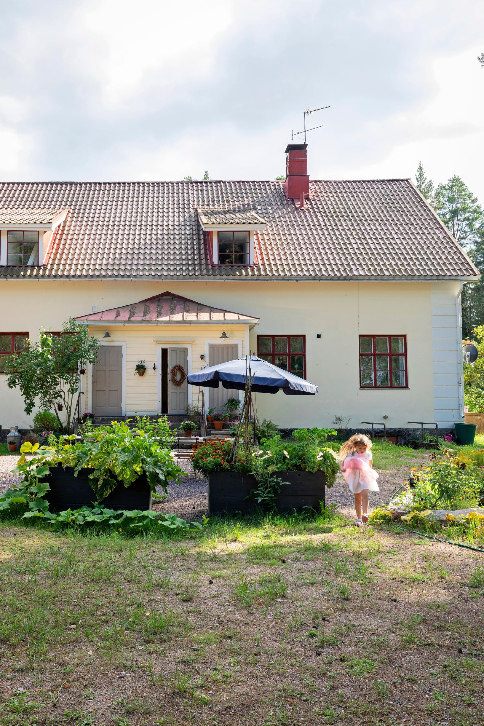 The old primary school in Kemiönsaari, renovated into a home, and its garden