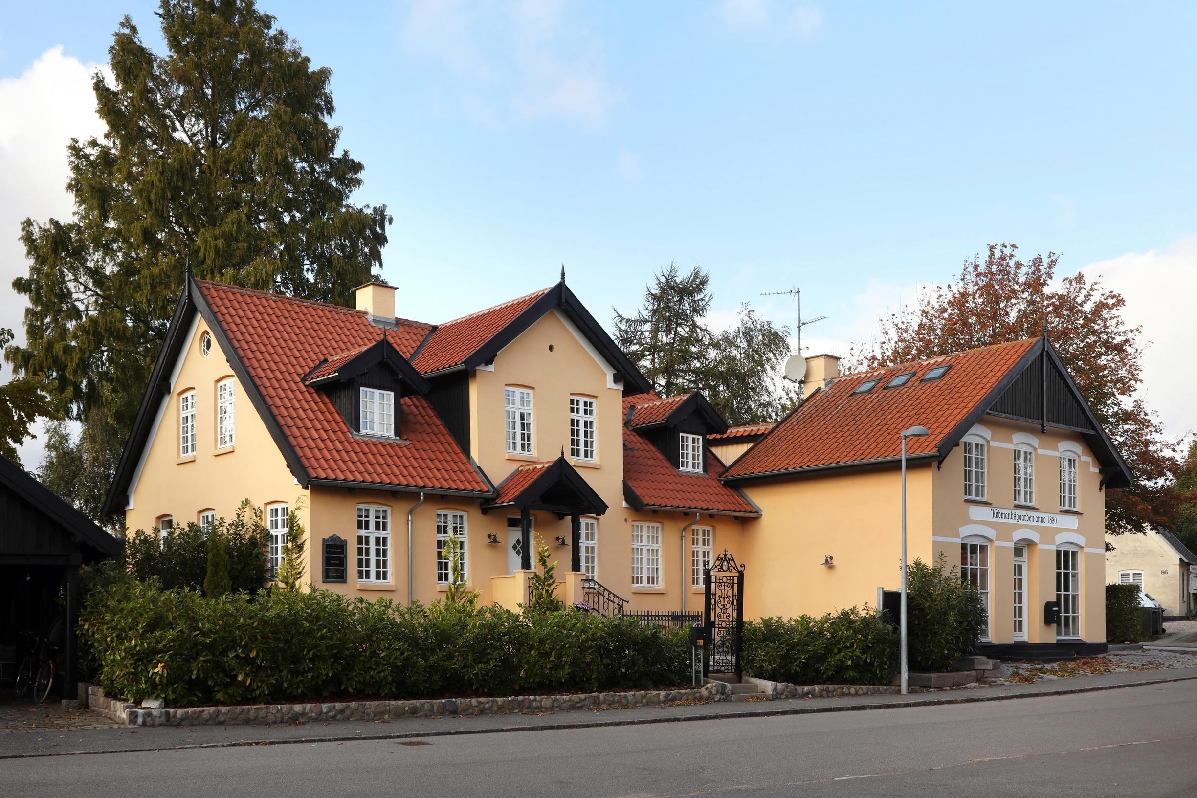 A yellow merchant’s house from 1880.