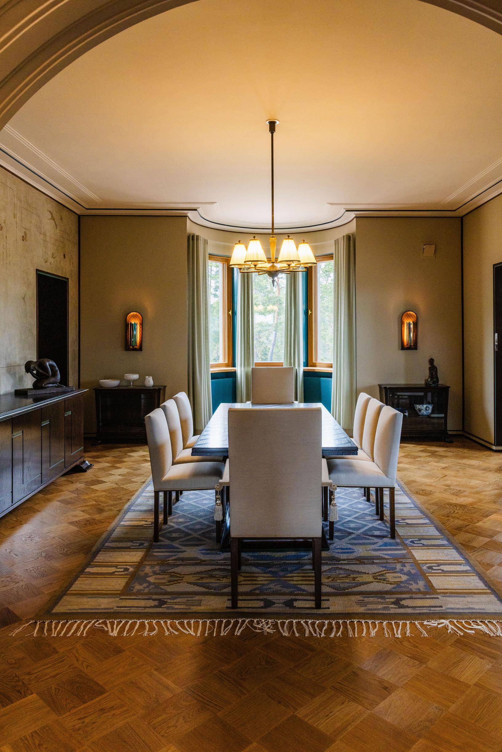 Kultaranta: the dining room, with a dining table in the middle surrounded by 10 chairs
