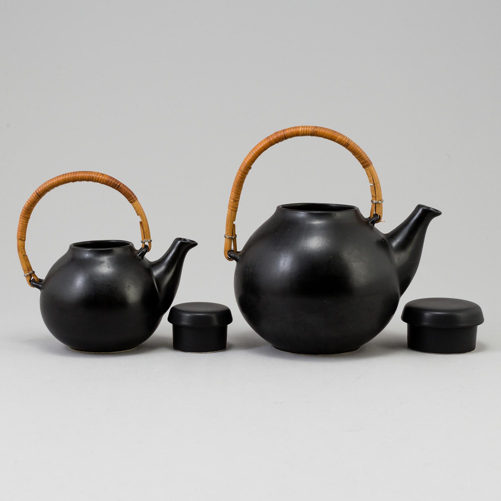 Teapots designed by Ulla Procopé