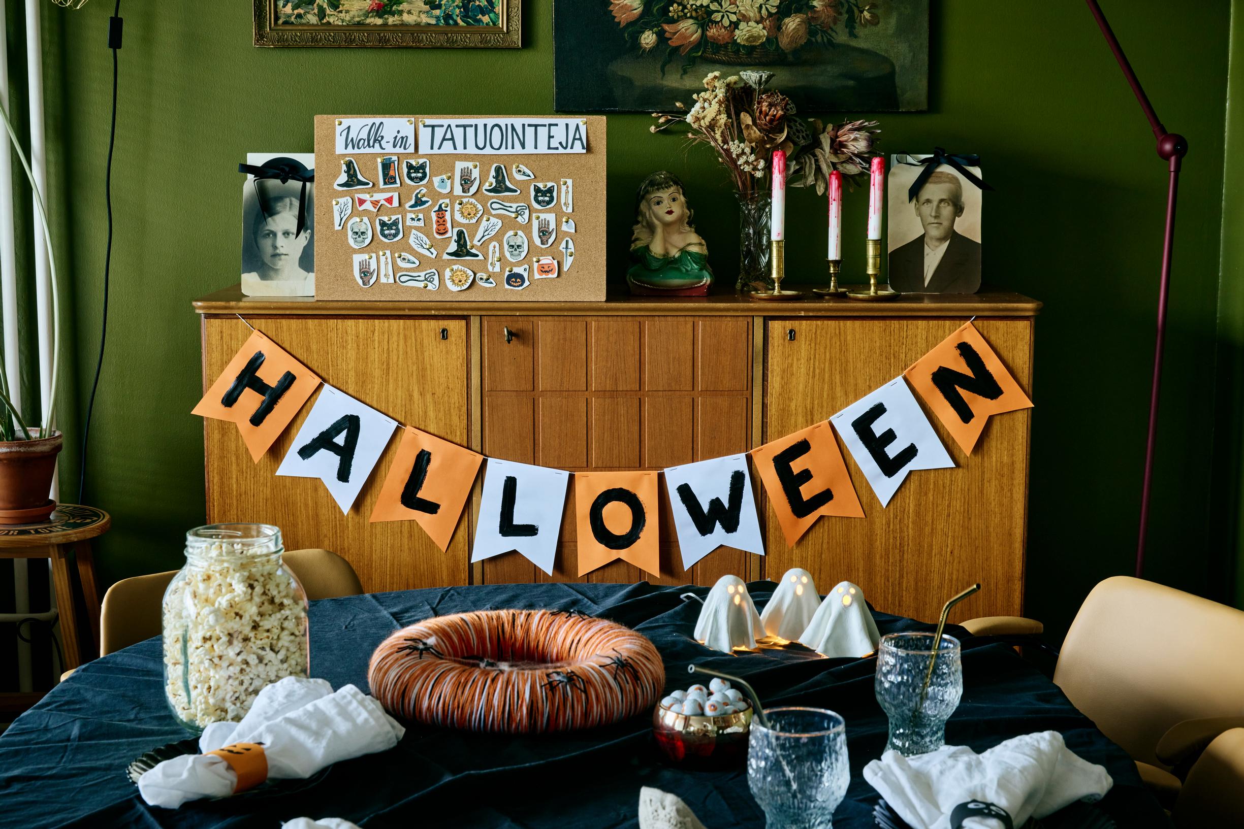 Elina’s Halloween table setting.