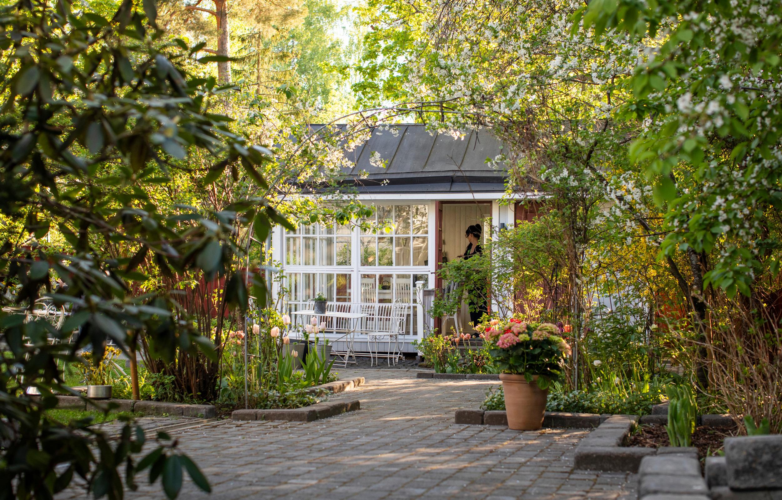 A garden cottage in the yard.