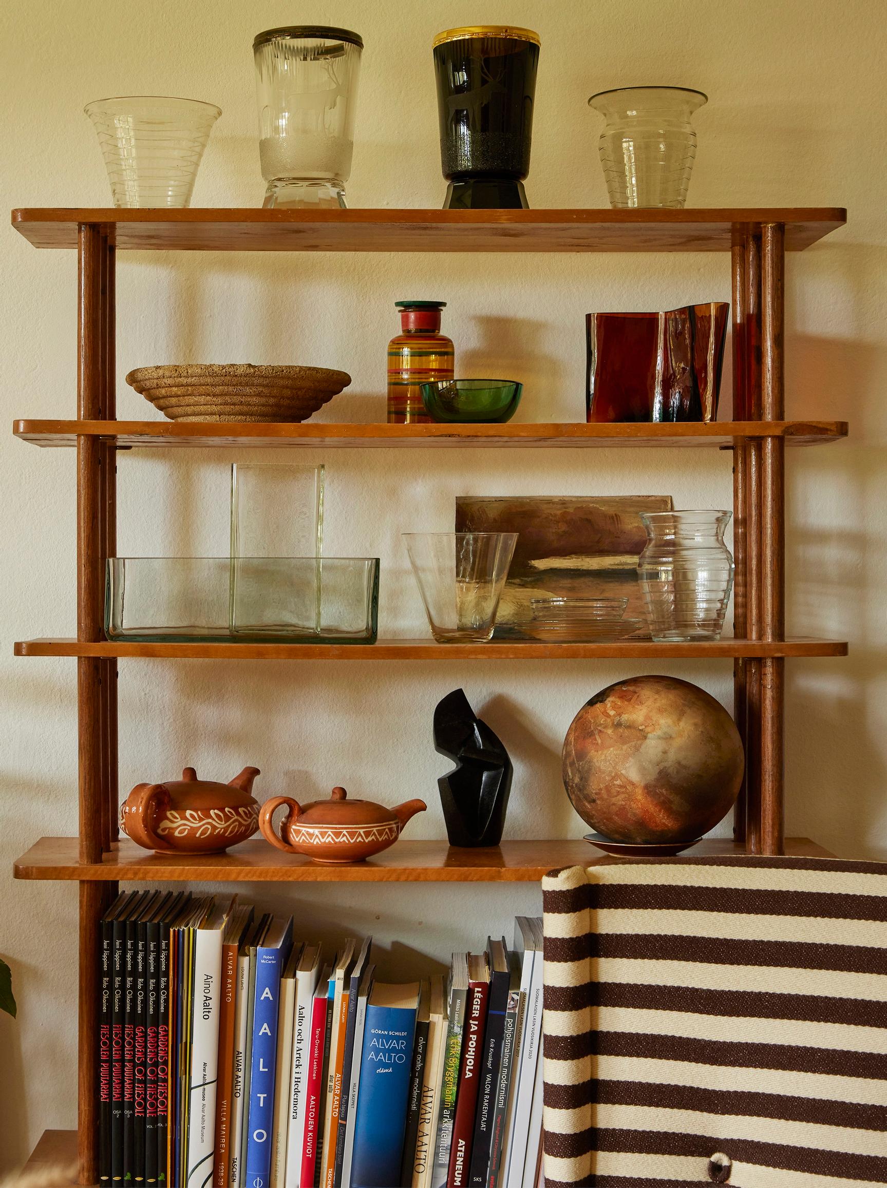 Glass objects from the 1930s–1950s on the bookshelf