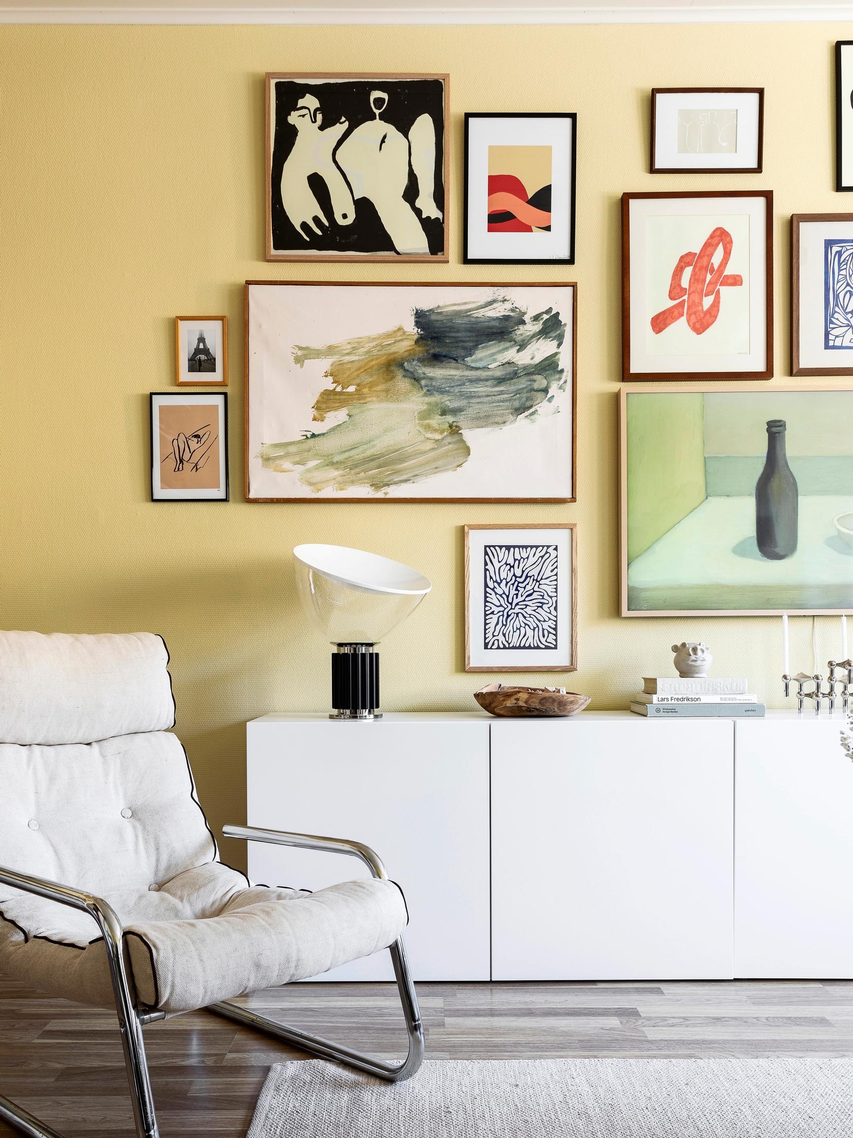 What on earth is “gallery height”? An interior designer explains how high to hang your art—read these tips!