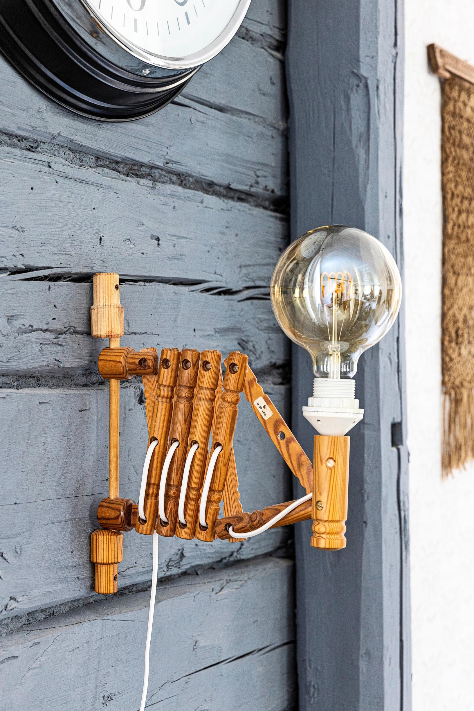 A distinctive wall lamp