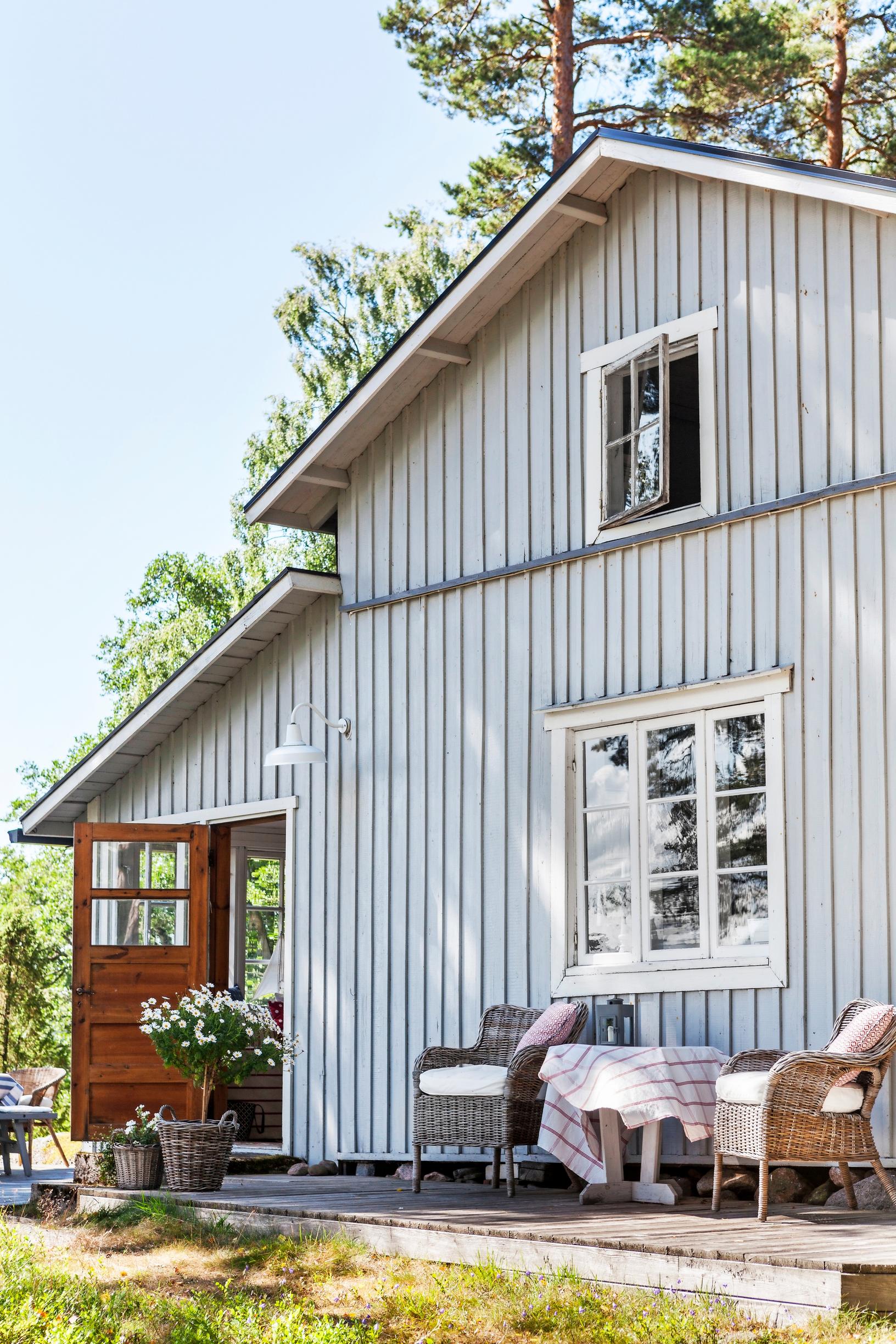 Blue, red, and white: a charming island cottage brimming with seaside atmosphere and family memories