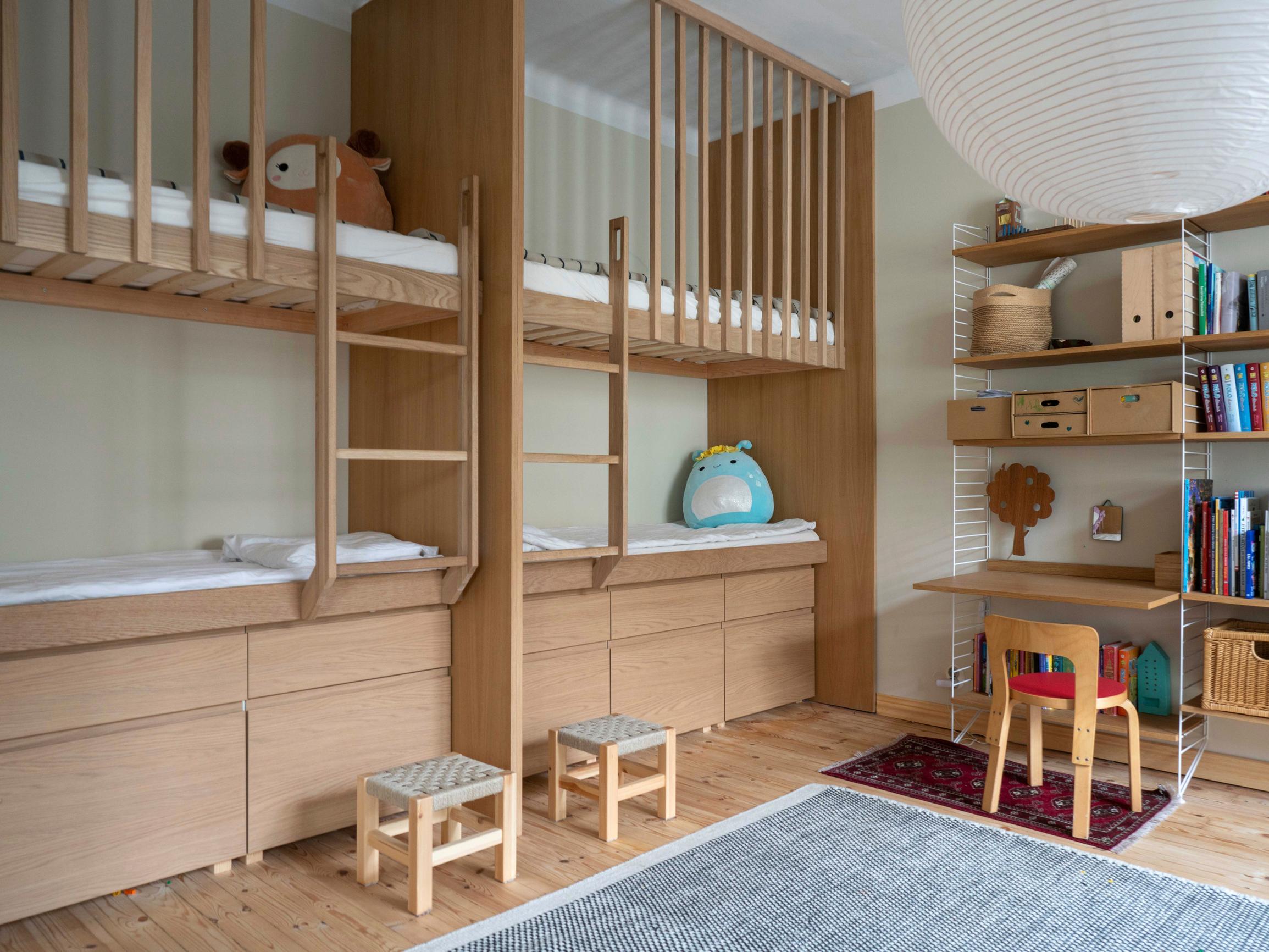 Wow, a four-person bunk bed! This couple’s clever idea created more space in their one-bedroom apartment