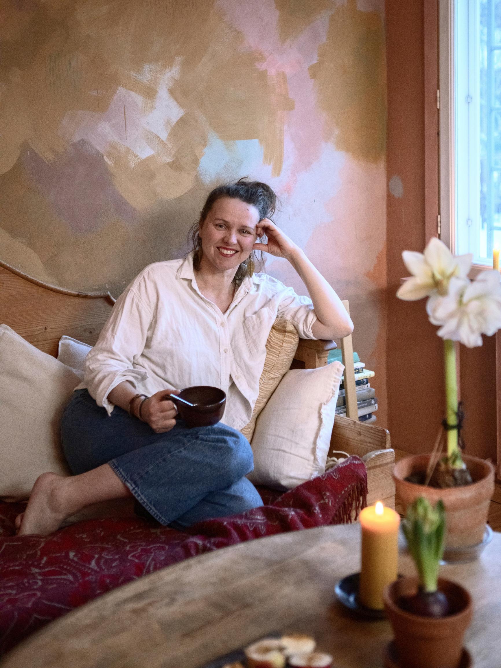 A “perfectly scruffy” tree, a candy buffet, and great-grandfather’s gingerbread recipe—this family’s Christmas is full of fun traditions