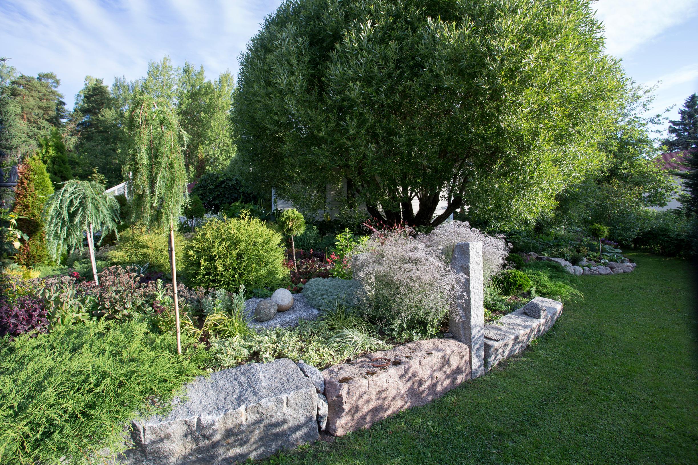 Flower bed edging: stone slabs