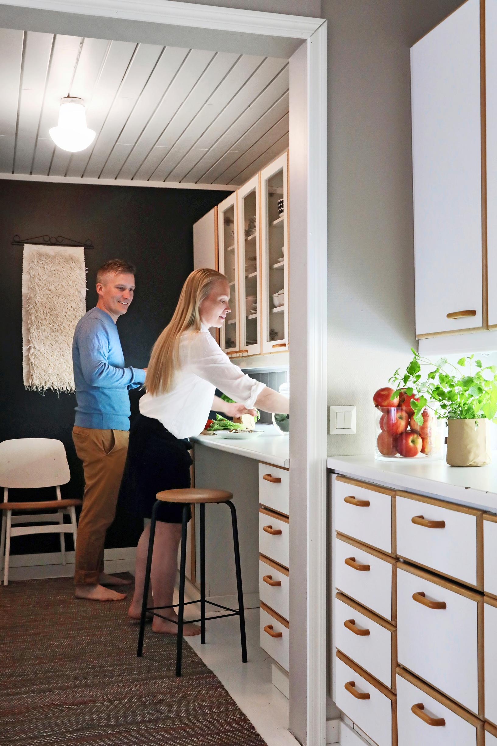 Photo of the kitchen with 1980s cabinets.