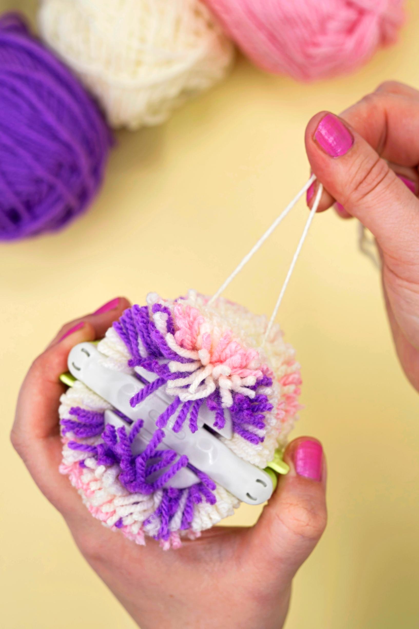 Securing the pompom with the tightening yarn
