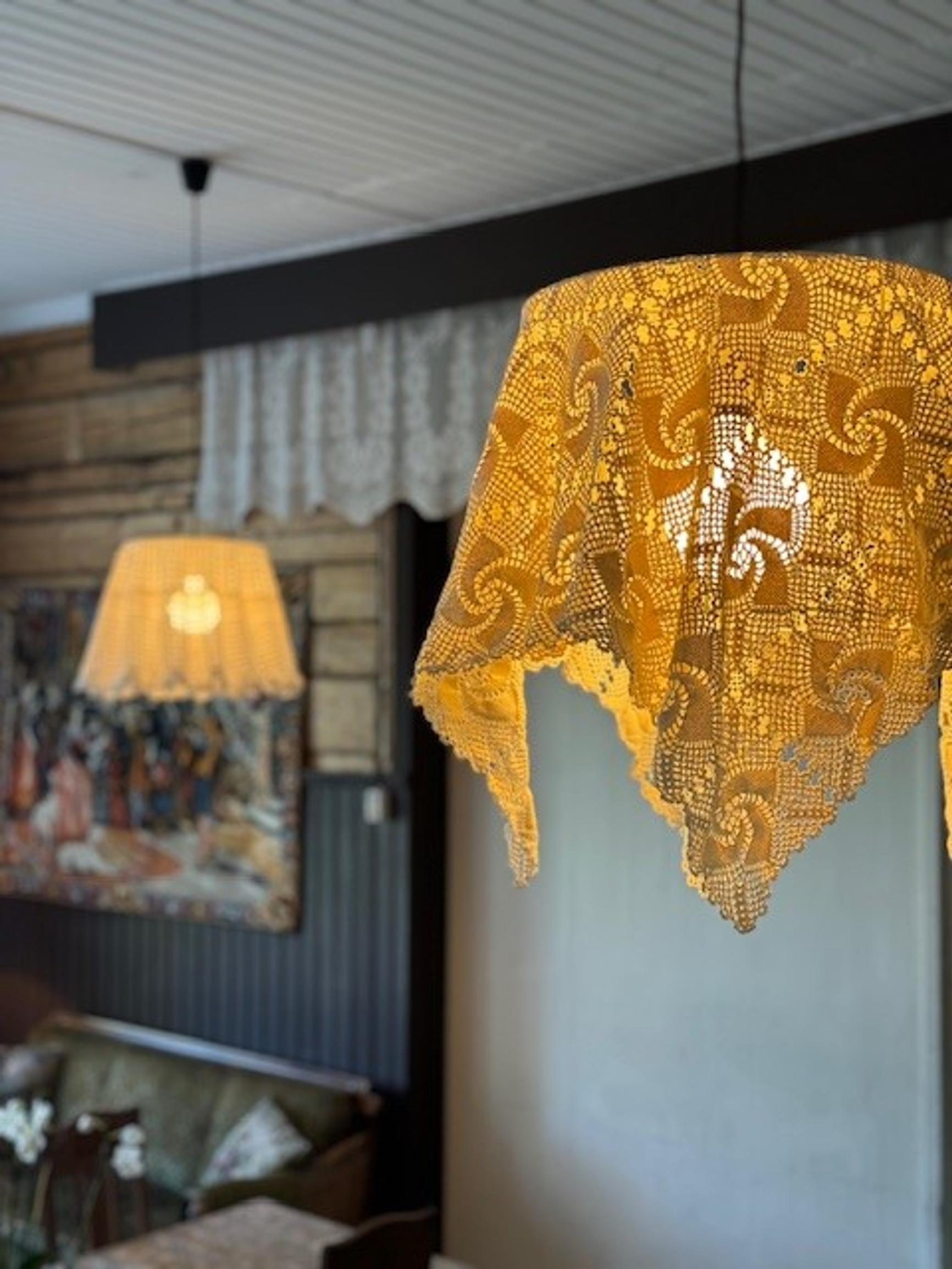 Both round and angular lace doilies are perfect for a pendant lamp shade.