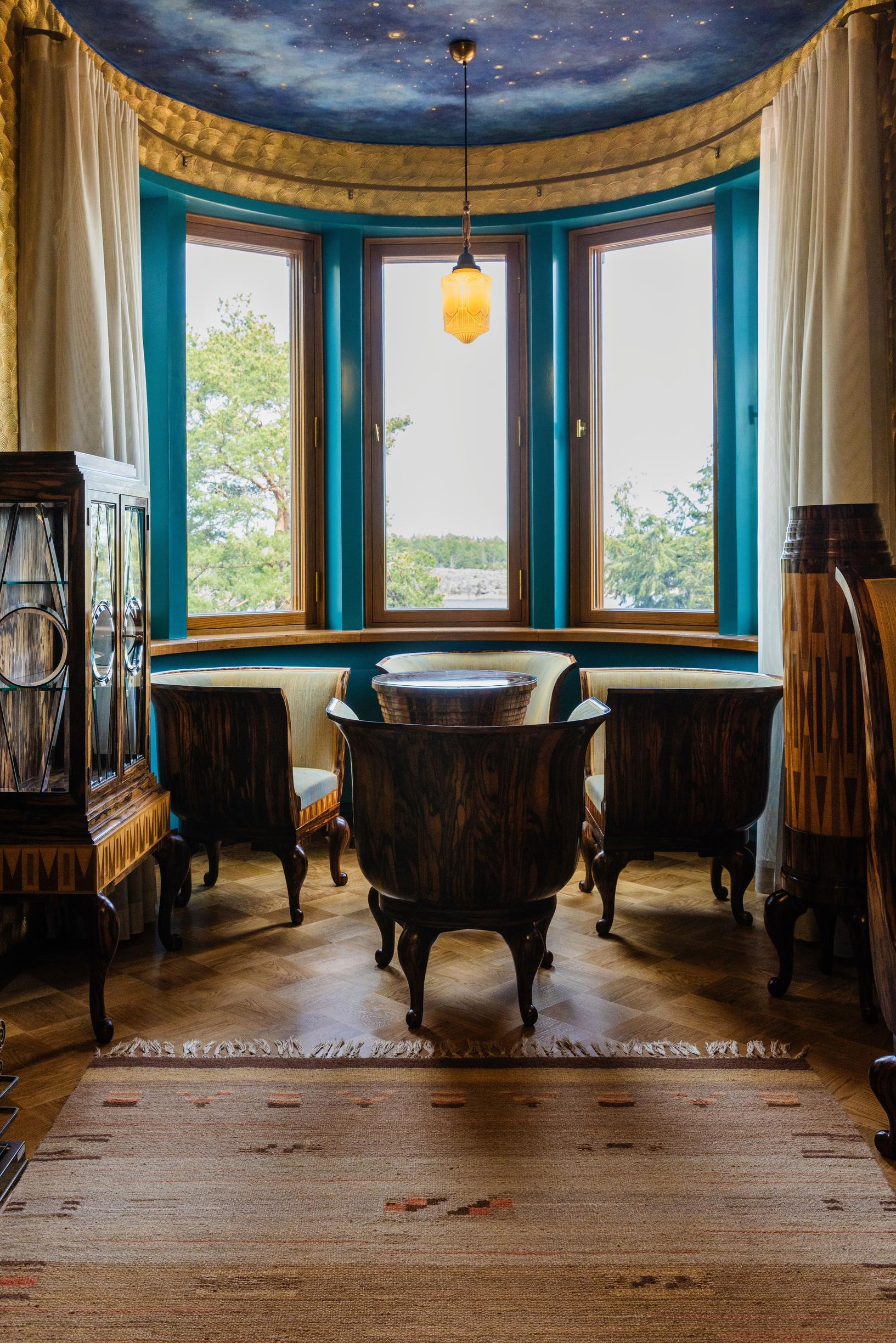 Kultaranta’s sitting area, a seating group, and a curved window