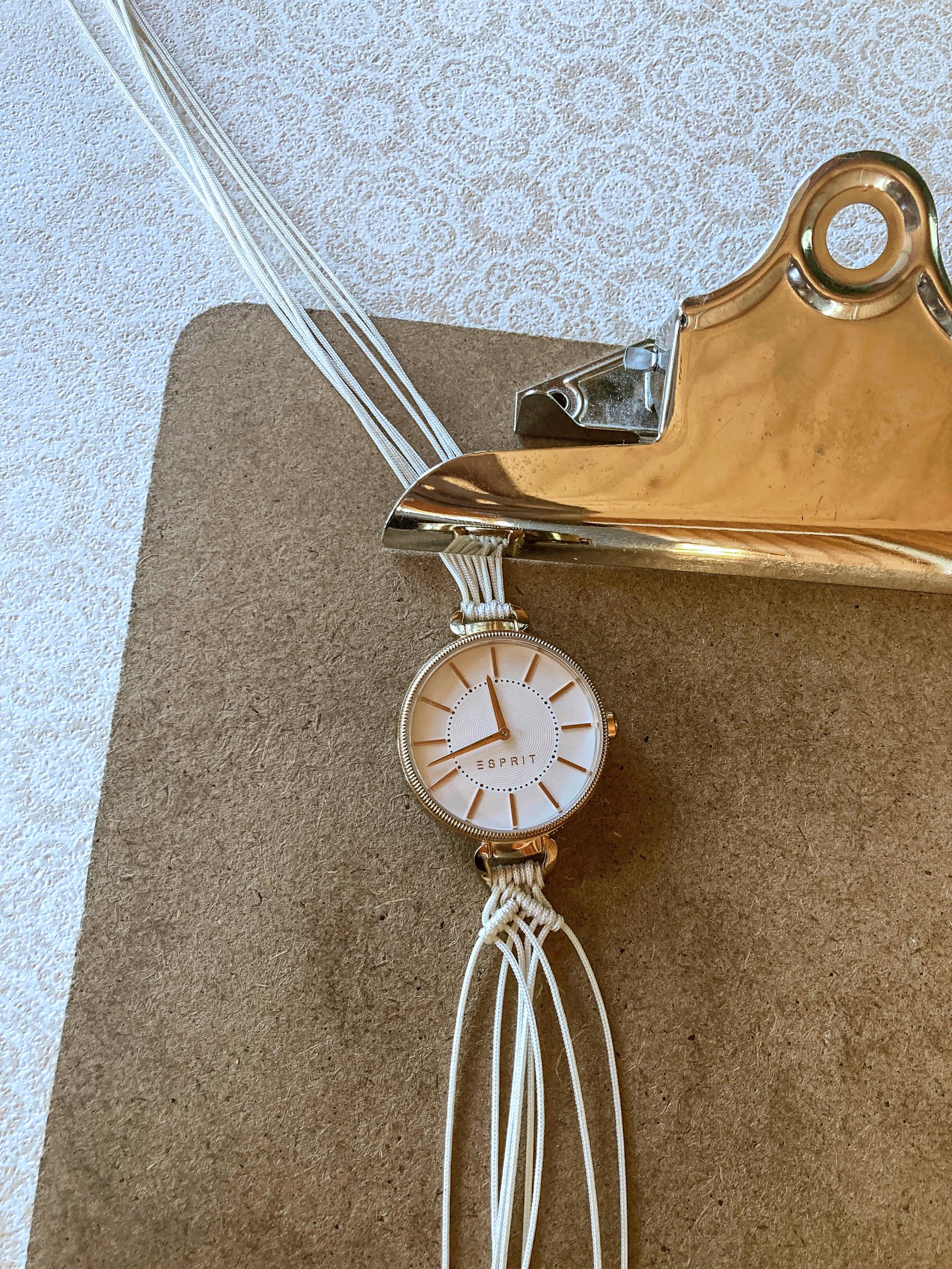 Macramé watch strap instructions, step-by-step photo.