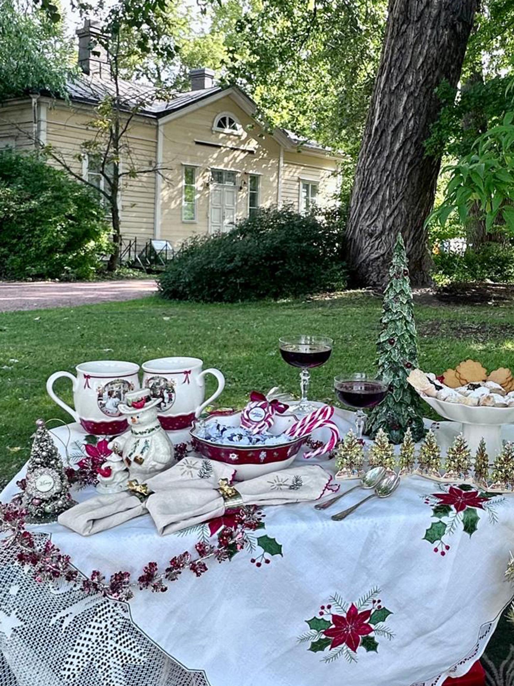 A Christmas picnic in August! Hanna and Johanna’s charming tradition amuses passersby