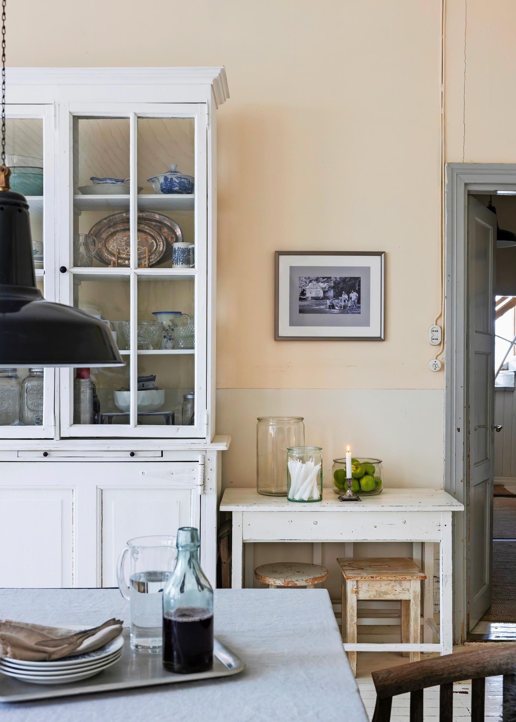 A dish shelf in the dining area