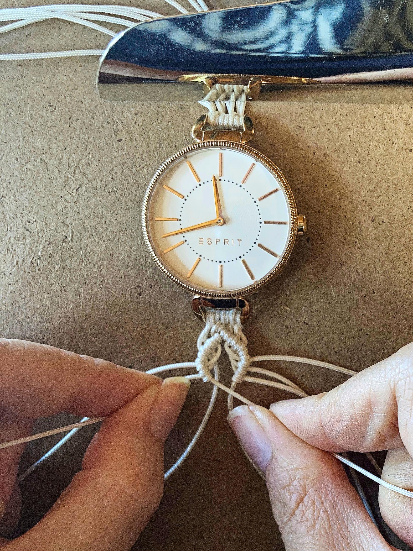 Macramé watch strap instructions, step-by-step photo.