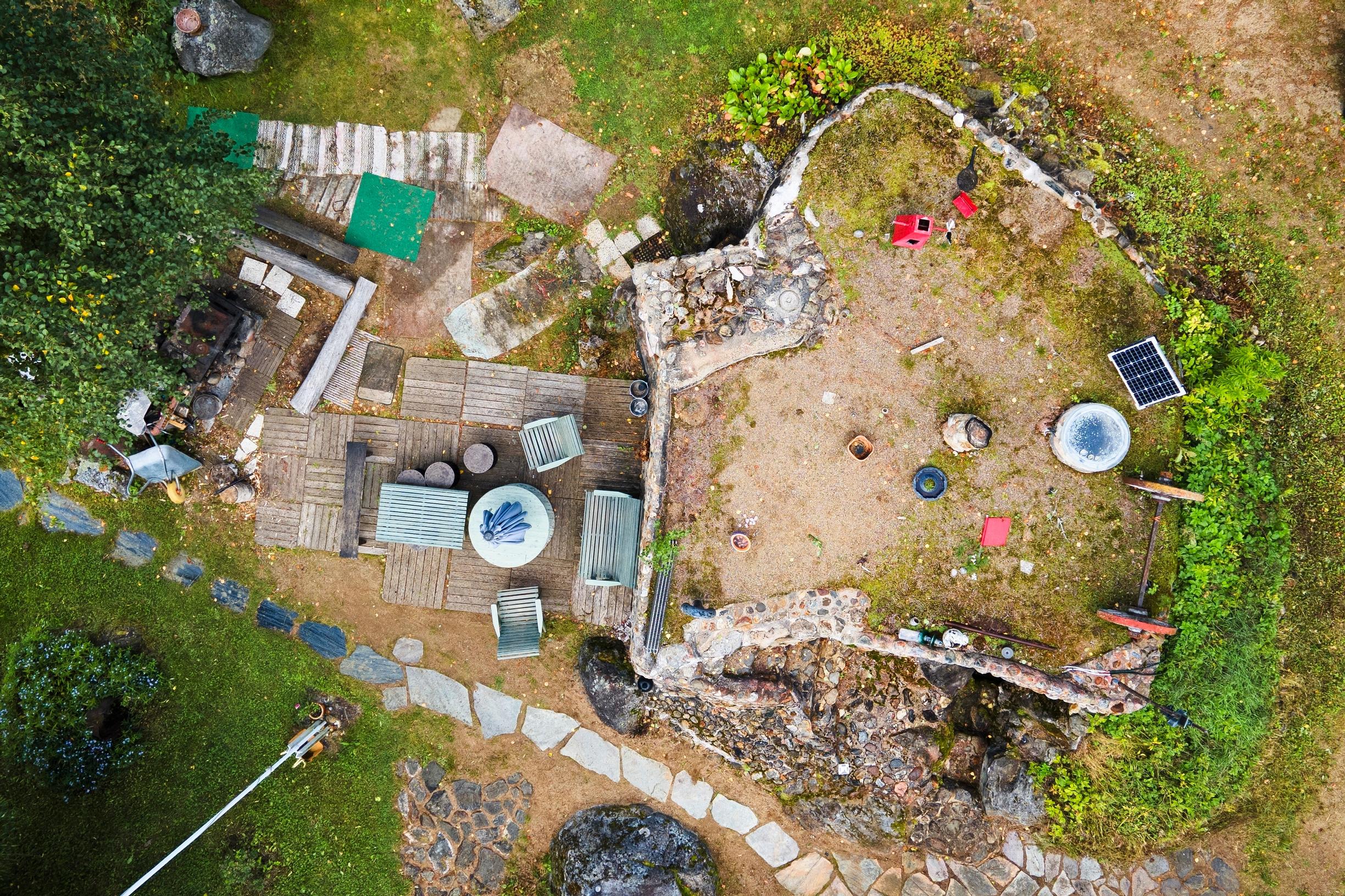 An aerial view of the smoke sauna environment.