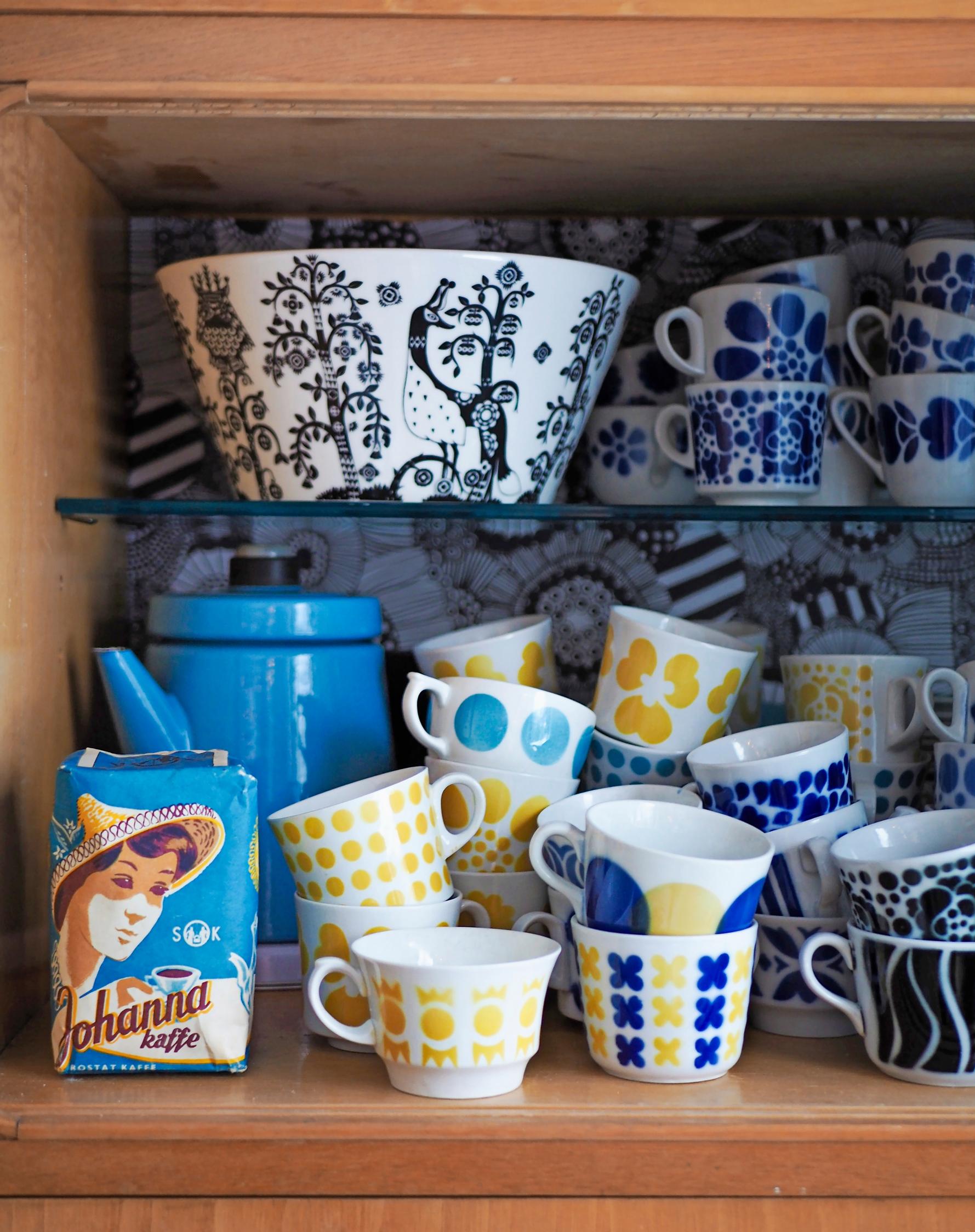 Spray-decorated cups on a shelf