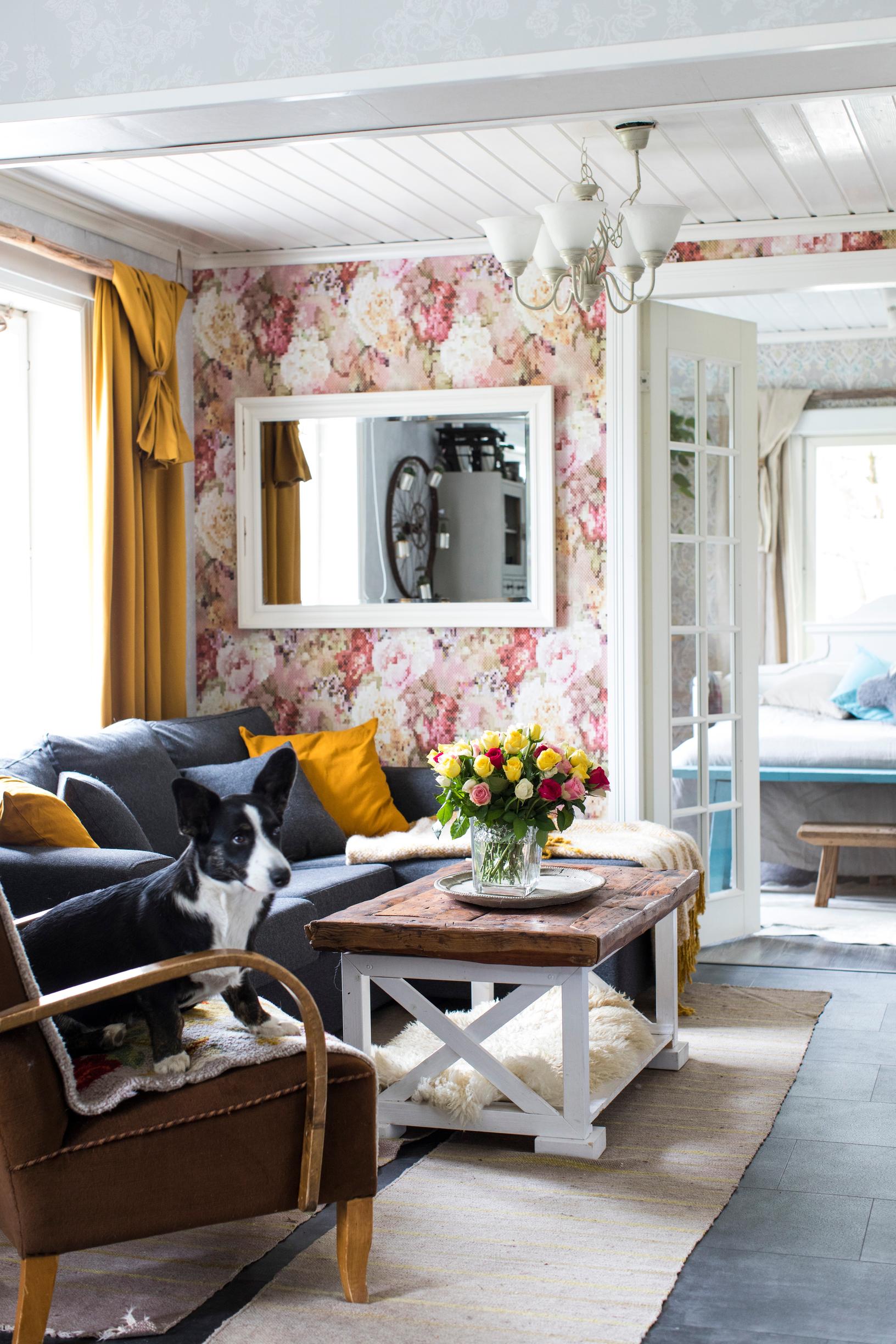 Niina’s home overflows with creative projects—ordinary items have been repurposed in unexpected ways!