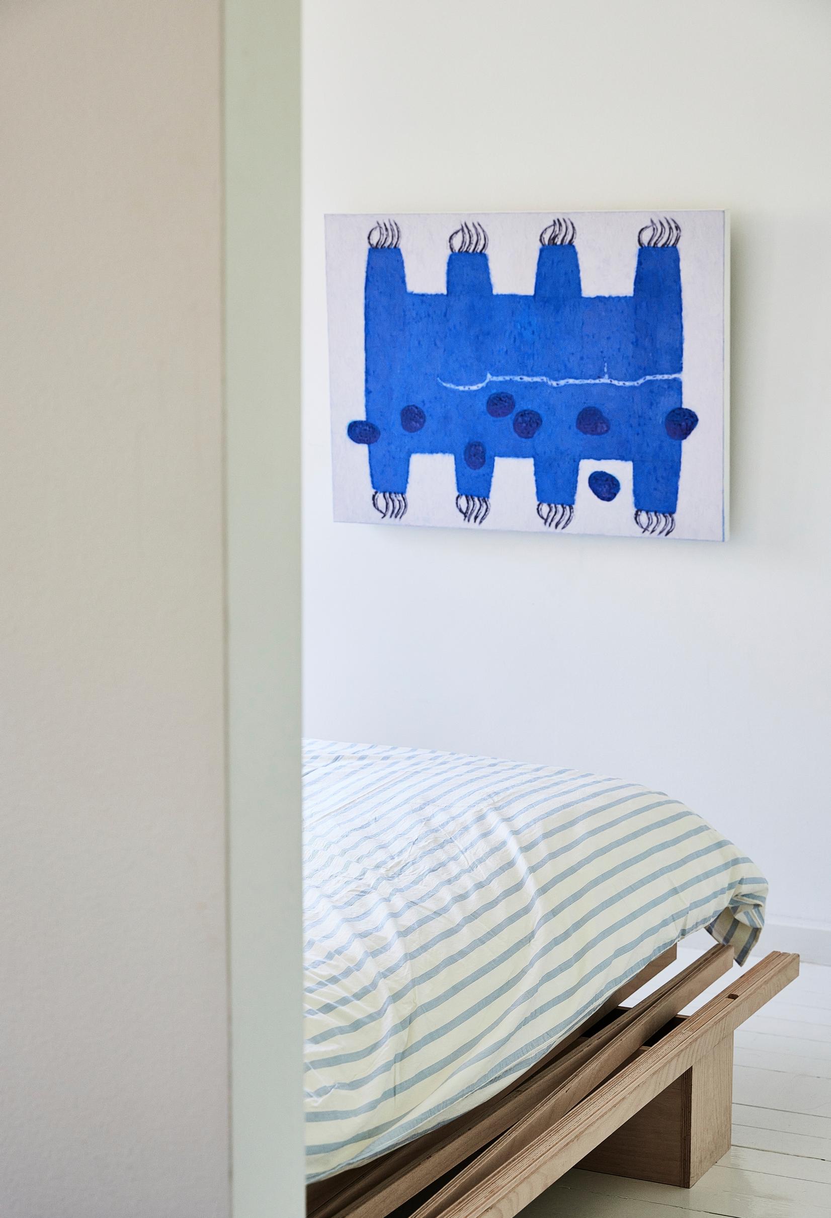 The painting in the bedroom is Mesikämmen by Hannu Väisänen