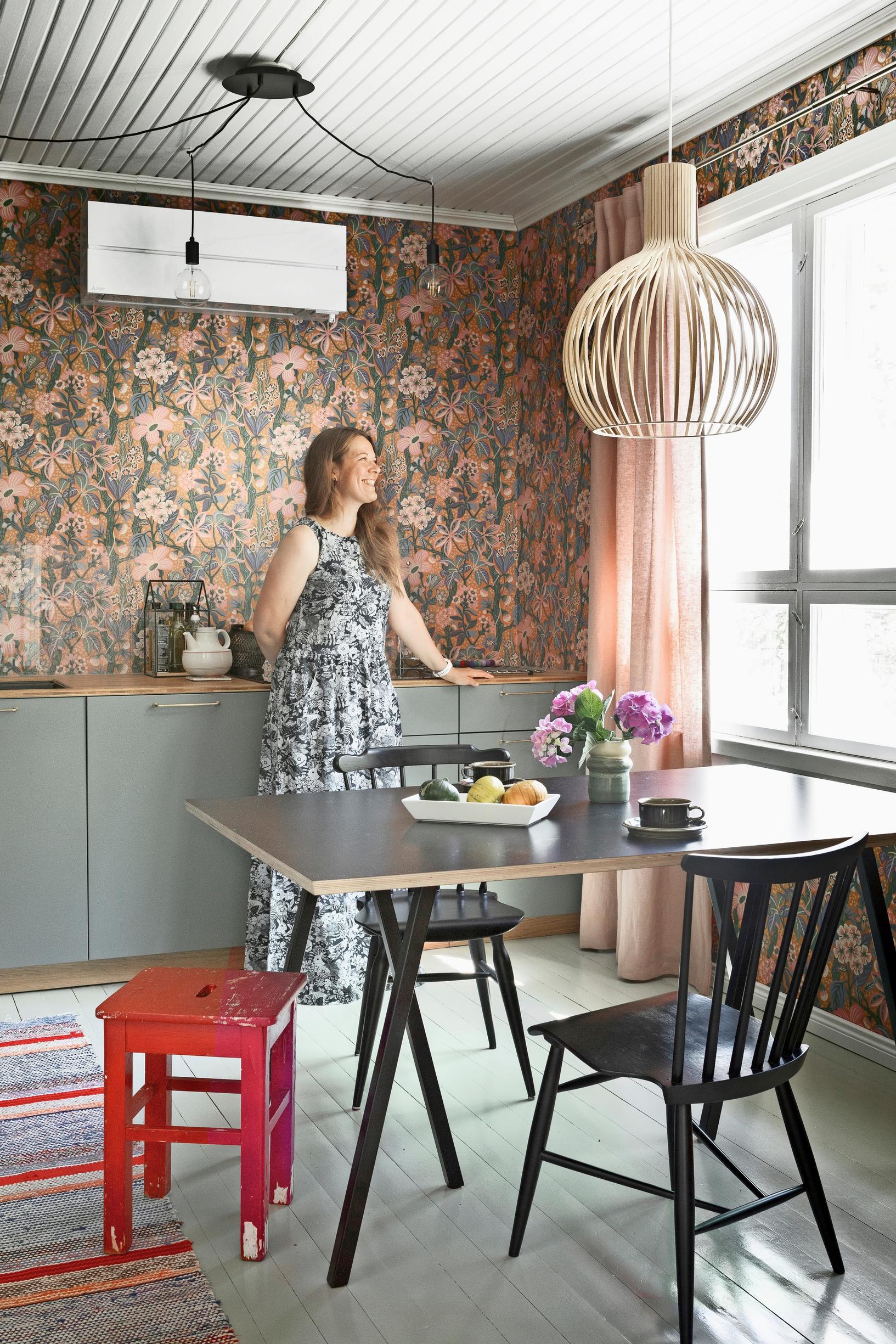 Boråstapeter’s Friviva floral wallpaper in the kitchen