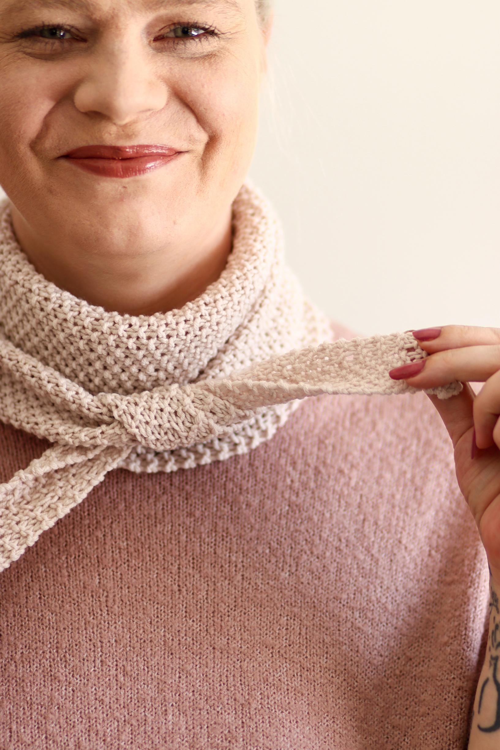 Small pearl-stitch scarf