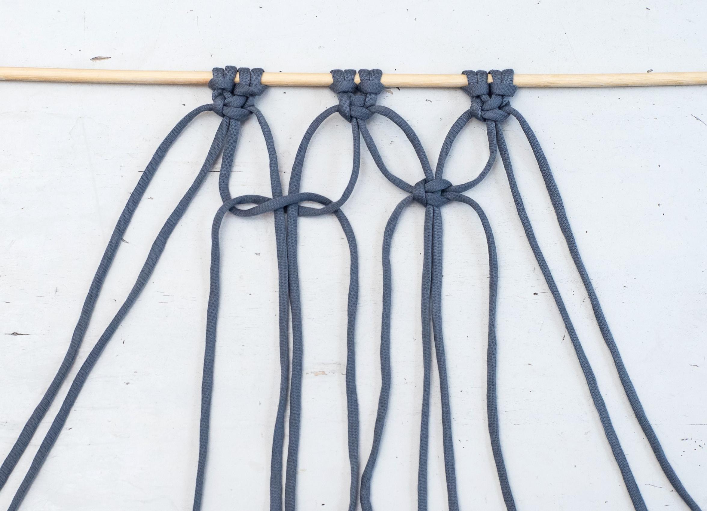 Alternating square knots