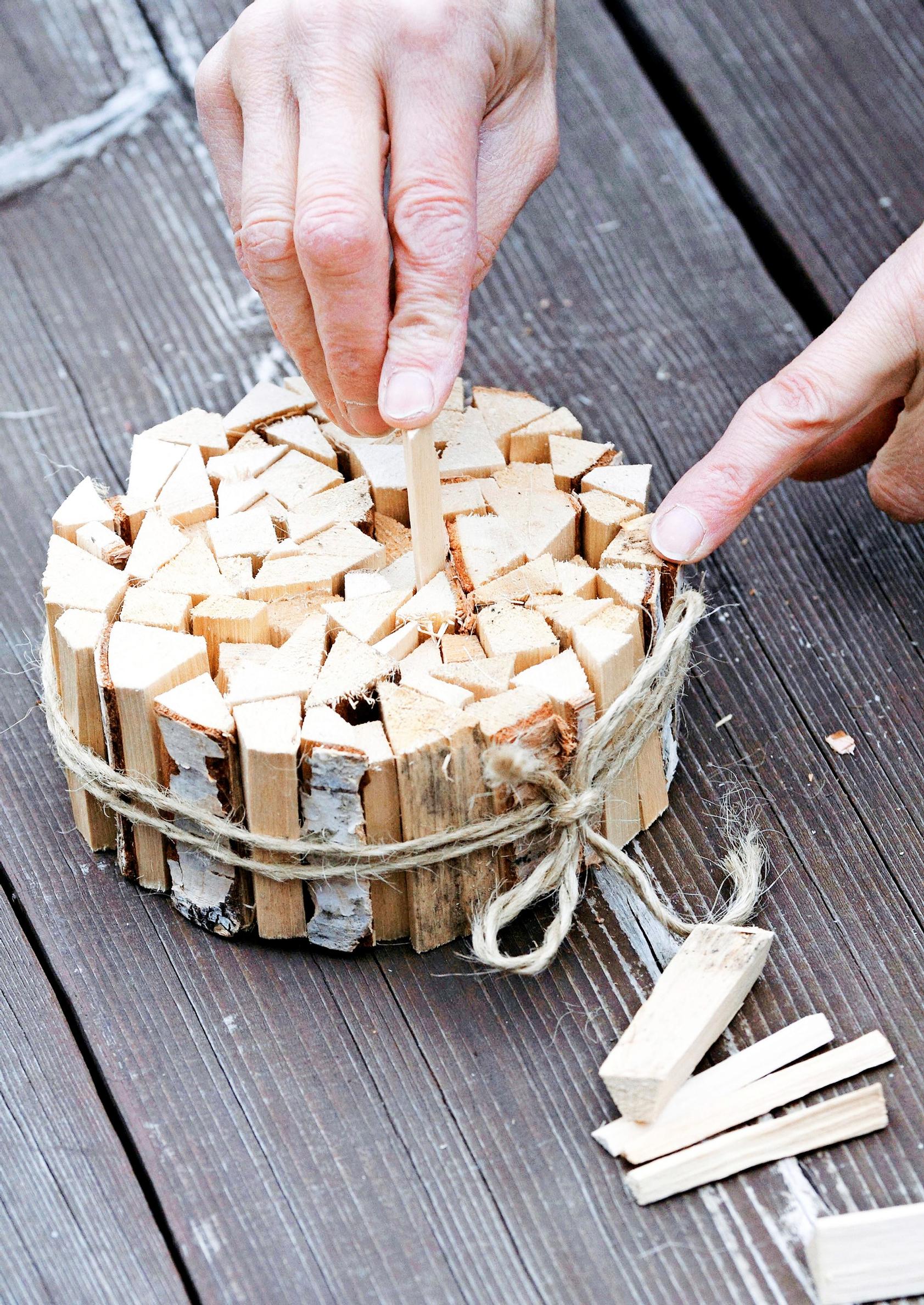 A bundle of mini-sized firewood pieces used as fire starters