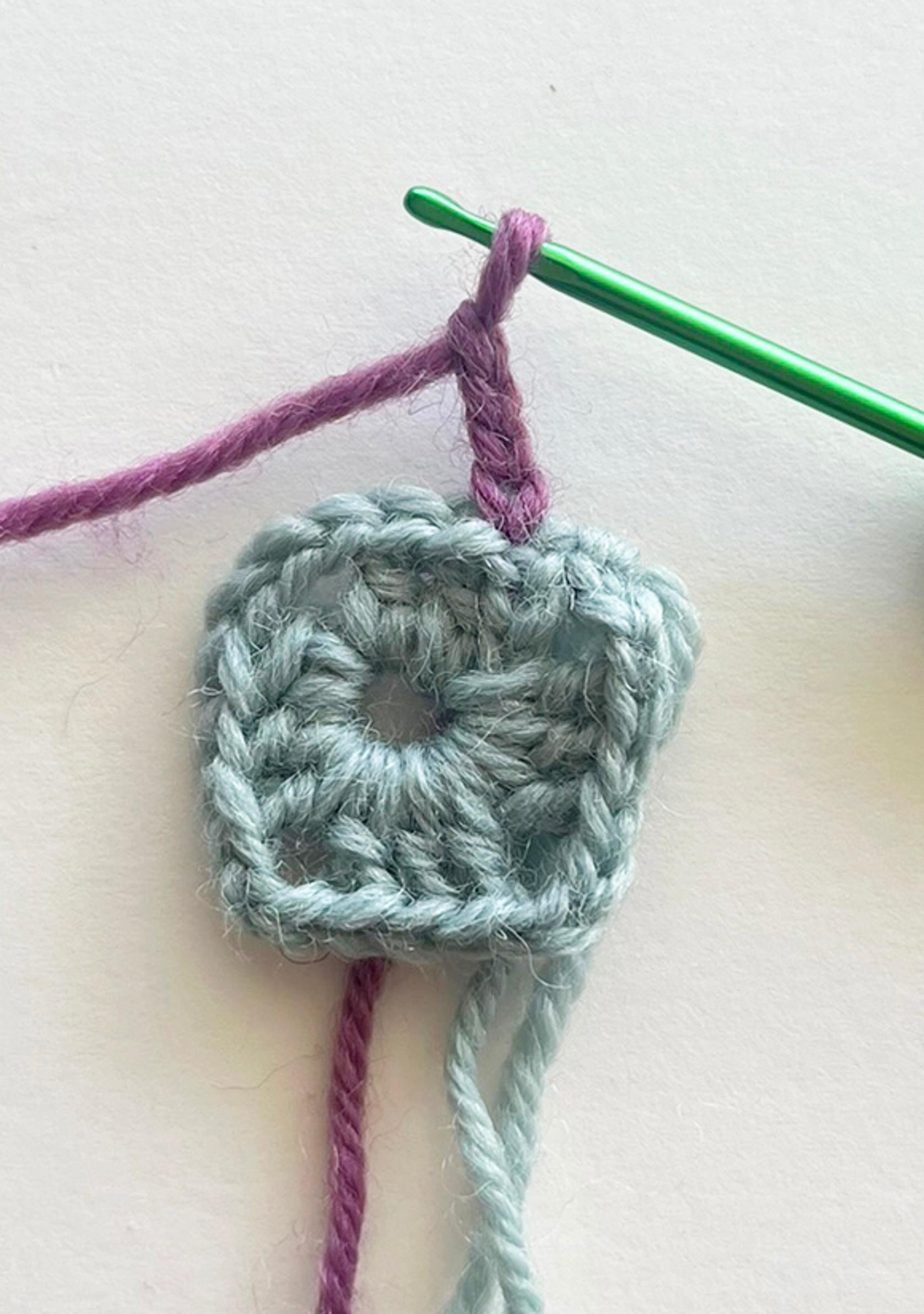 The beginning of the granny square’s second round