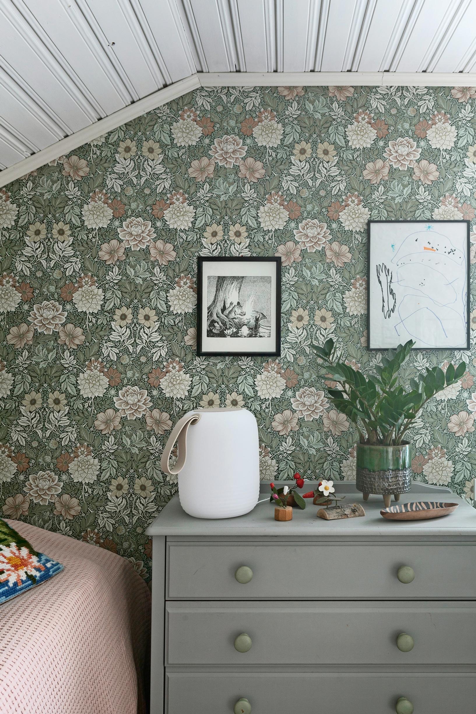 A photo of the children’s room with Boråstapeter’s Dahlia Garden wallpaper.